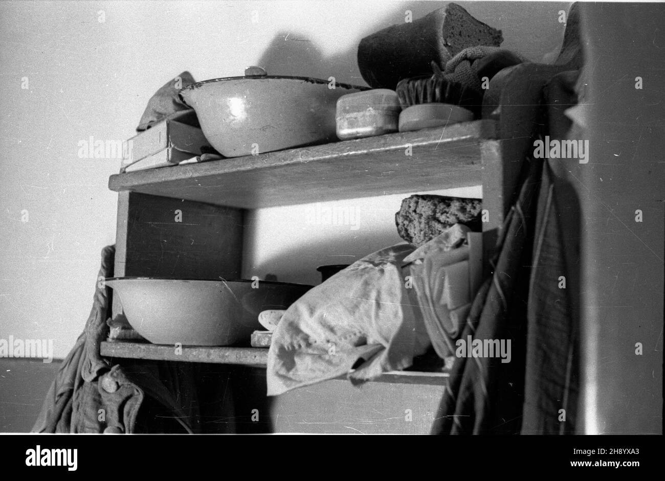 Warszawa, 1946-12. Wiêzienie mokotowskie. Wnêtrze celi, w której osadzono zbrodniarzy hitlerowskich, wydanych w³adzom polskim i s¹dzenych przez Najwy¿szy Trybuna³ Narodowy (NTN). po/ms PAP/Jerzy Baranowski Dok³adny dzieñ wydarzenia nieustalony. Varsavia, 1946 dicembre. Una prigione nel distretto di Mokotow. Una cella in cui i criminali di guerra nazisti furono messi dopo essere stati ceduti in Polonia e processati dal Supremo Tribunale Nazionale. po/ms PAP/Jerzy Baranowski Foto Stock