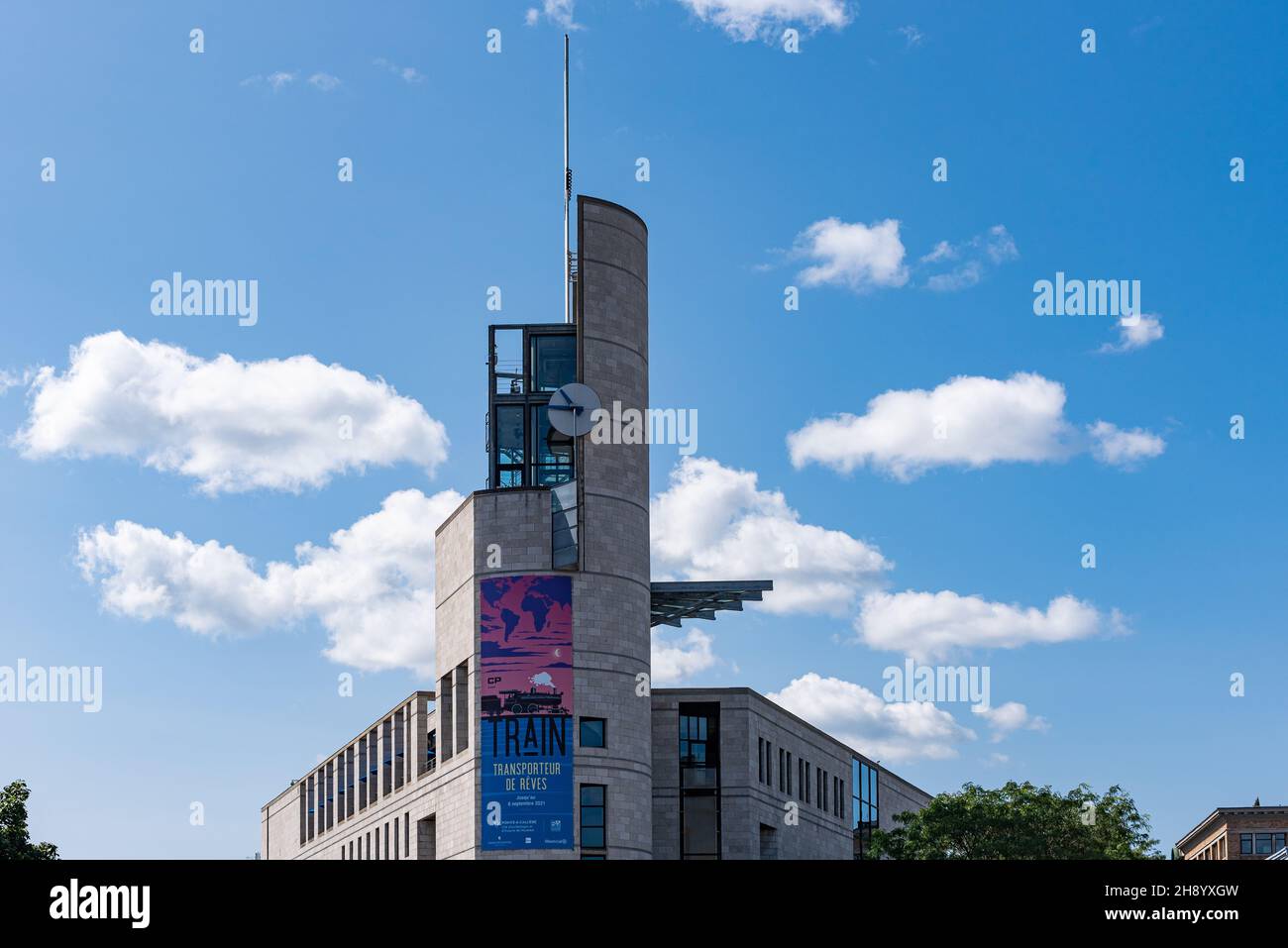Montreal, Quebec, Canada – 15 agosto 2021 – facciata del museo Pointe-à-Callière con poster per la mostra "treni trasportatori dei sogni" Foto Stock