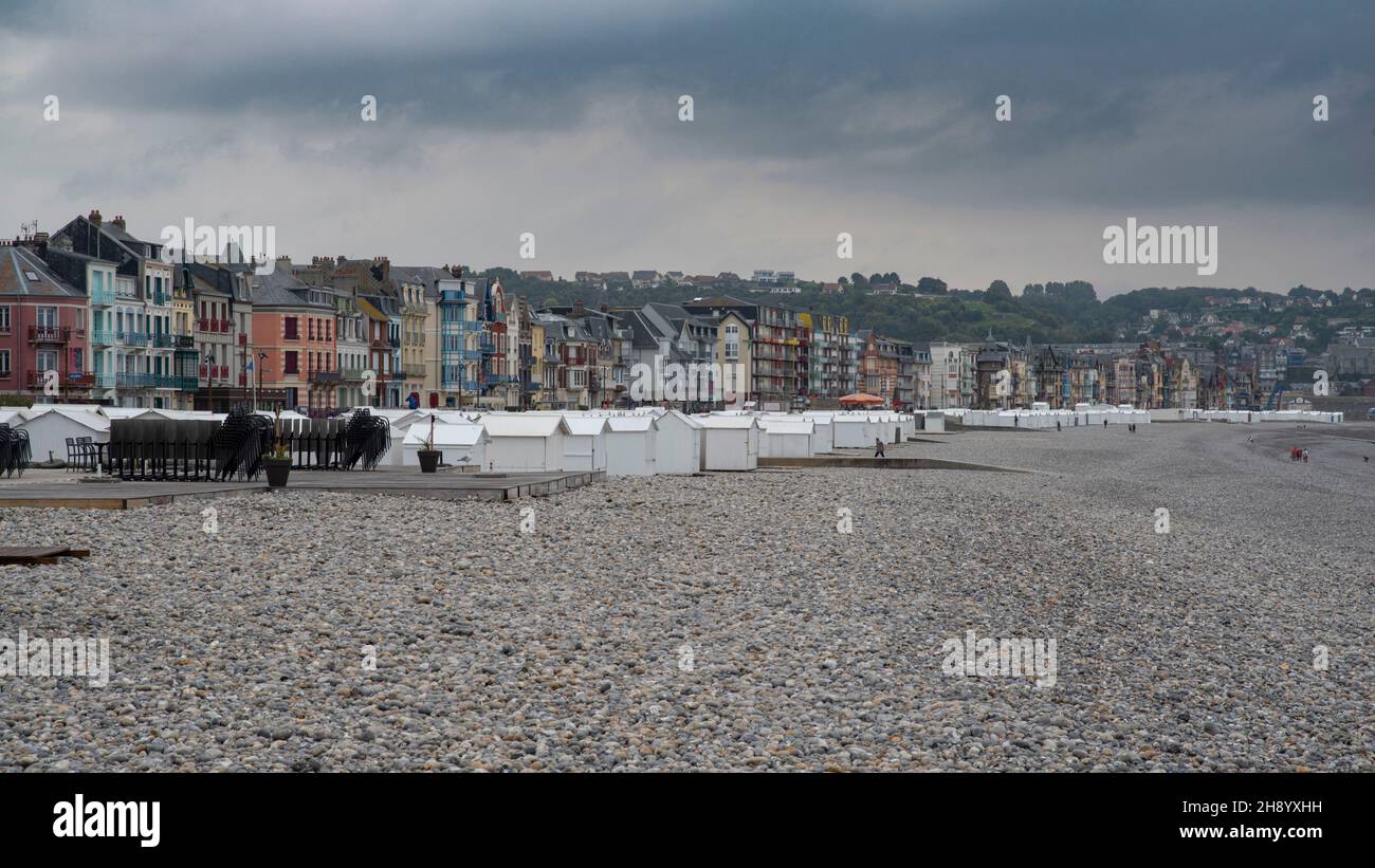 Vista panoramica della città di le Tréport, le scogliere e la spiaggia di ciottoli Foto Stock