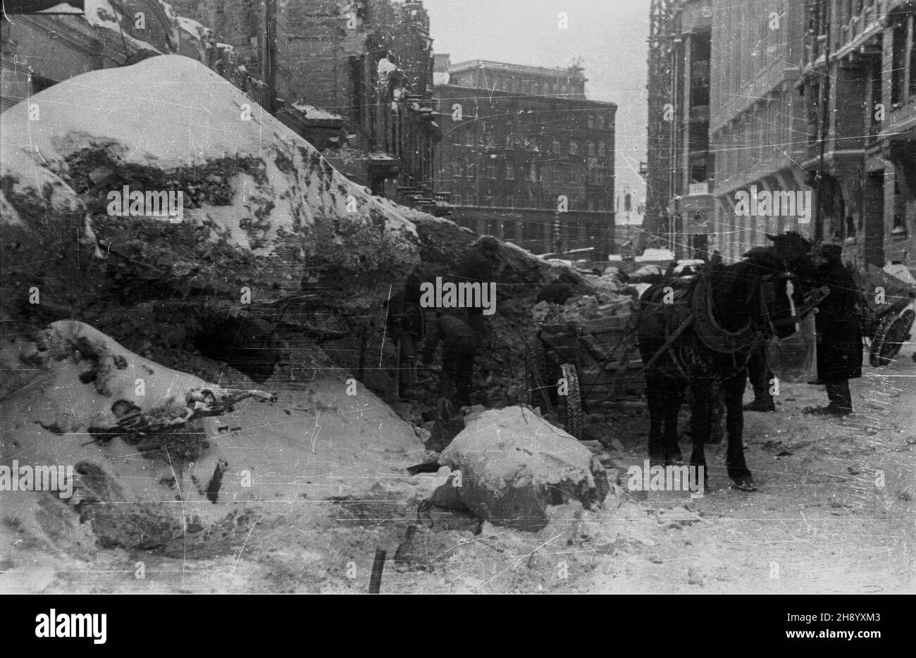 Warszawa, 1946-12-01. Ruiny kamienic Œródmieœcia stolicy. NZ. Odguzowywanie ulic miasta. mta PAP/Stanis³aw D¹browiecki Varsavia, 1 dicembre 1946. Rovine di case di abitazione nel centro della città. Nella foto: Rimozione delle macerie dalle strade di Varsavia. mta PAP/Stanislaw Dabrowiecki Foto Stock