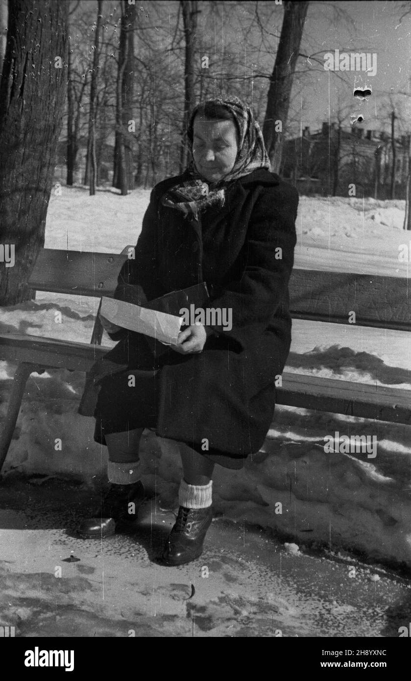 Polska, 1946-12. Realizacja materia³u o matce siedmiu synów dla Polskiej Kroniki Filmowej (PKF). matka oczekuje na spotkanie z dzieæmi. mw PAP Dok³adny dzieñ wydarzenia nieustalony. Polonia, 1946 dicembre. La ripresa di un film su una madre di sette made per il newsreel polacco (PKF). Nella foto: La madre attende per incontrare i bambini. mw PAP Foto Stock