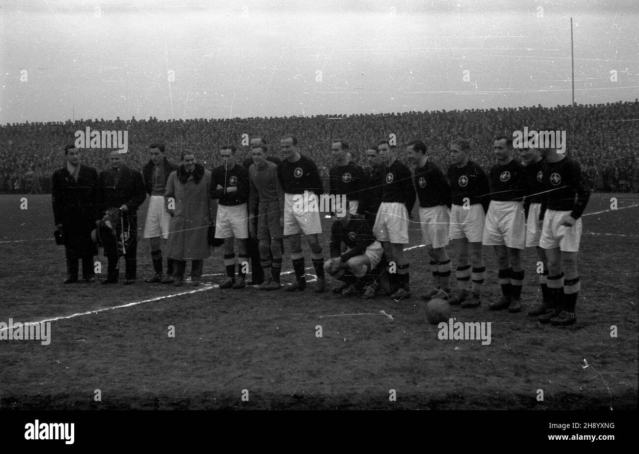 Warszawa, 1946-12-03. Mecz Polonia Warszawa - AKS Chorzów (3:2) decyduj¹cy o zdobyciu przez Poloniê tytu³u Mistrza Polski 1946 r. rozgrywany na stadionie Wojska Polskiego przy ul. £azienkowskiej 3. dru¿yna Polonii, od lewej stoj¹: Jubiler Stanis³aw Syrzycki, wiceprezes klubu Czes³aw Krug, Zdzis³aw Sosnowski, w³aœciciel sklepu futrzarskiego Ludwik Marmor, Edward Brzozowski, bramkarz Henryk Borucz, Zdzis³aw Gierwatowski (7L), Stanis³aw WoŸniak (8L), (8L), W³adys³aw Matliñski, Jerzy Szularz, Zygmunt Ochmañski, W³adys³aw Szczepaniak, Henryk Przepiórka, Jerzy Fronczak; w przysiadzie Antoni Wo³osz Foto Stock