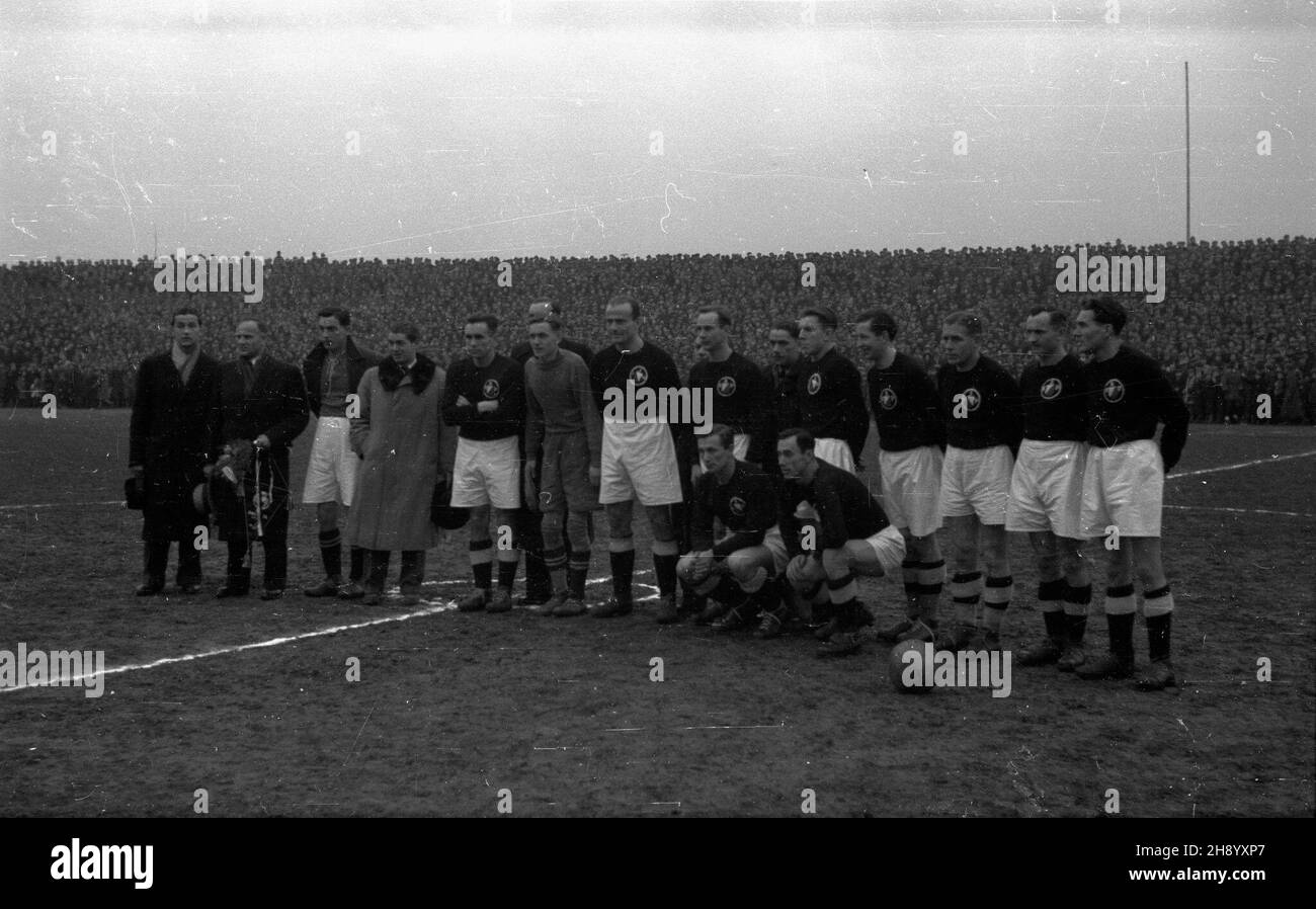 Warszawa, 1946-12-03. Mecz Polonia Warszawa - AKS Chorzów (3:2) decyduj¹cy o zdobyciu przez Poloniê tytu³u Mistrza Polski 1946 r. rozgrywany na stadionie Wojska Polskiego przy ul. £azienkowskiej 3. dru¿yna Polonii, od lewej: Jubiler Stanis³aw Syrzycki, wiceprezes klubu Czes³aw Krug, Zdzis³aw Sosnowski, w³aœciciel sklepu futrzarskiego Ludwik Marmor, Edward Brzozowski, bramkarz Henryk Borucz, Zdzis³aw Gierwatowski, Stanis³aw WoŸniak, W³adys³aw Matliñski, Jerzy Szularz, Zygmunt Ochmañski, W³adys³aw Szczepaniak, Henryk Przepiórka, Jerzy Frontzak; w przysiadzie: Antoni Wo³osz (1L), Tadeusz Œwic Foto Stock