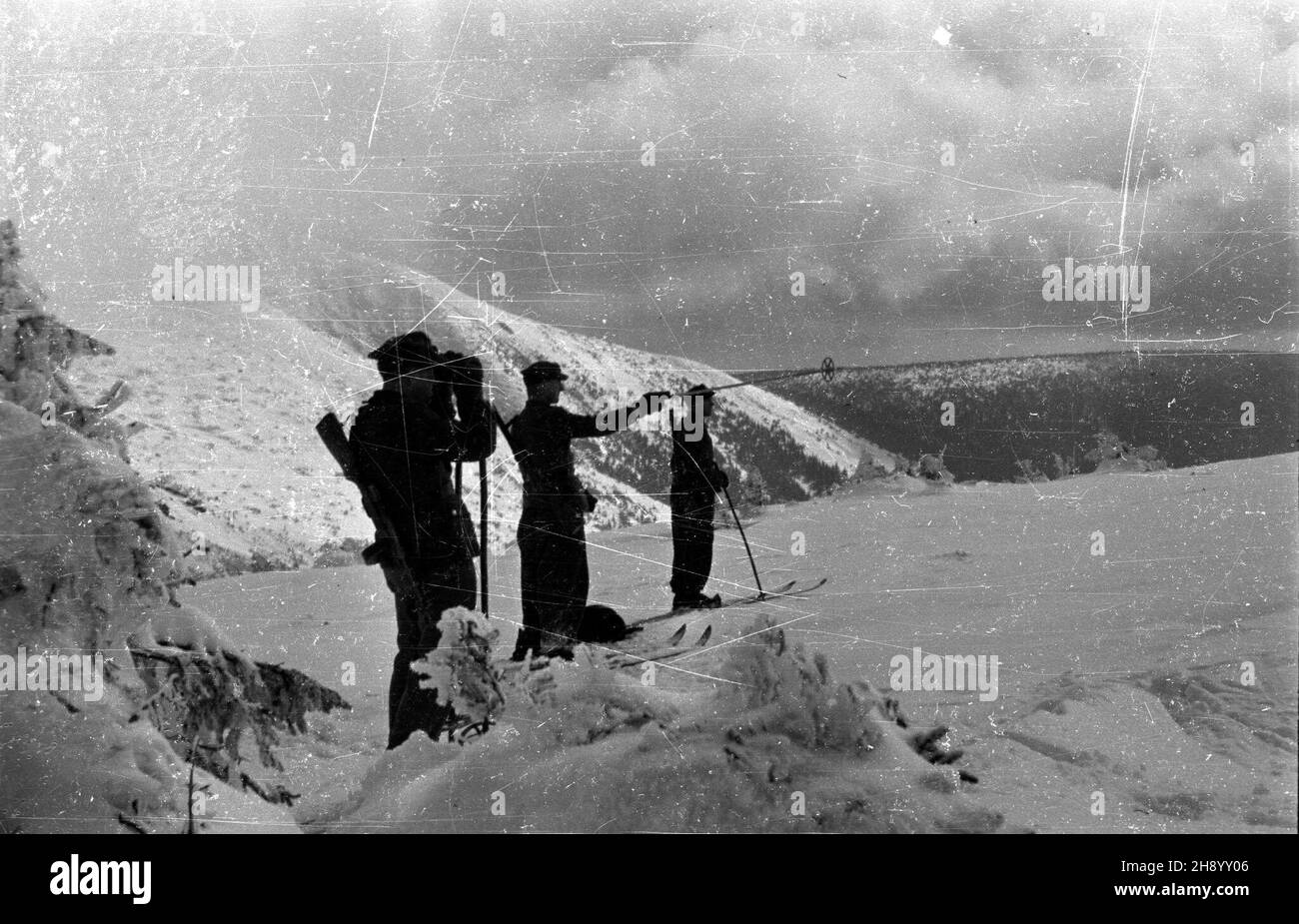 Polska, 1947. Wojsko Ochrony Pogranicza (WOP) patroluje pas granulzny Polsko - Czechos³owacki na terenie Gór Karkonoszy. Gr PAP Polonia, 1947. Una squadra di Guardia di confine (WOP) controlla il confine polacco-cecoslovacco ai Monti Karkonosze. Gr PAP Foto Stock