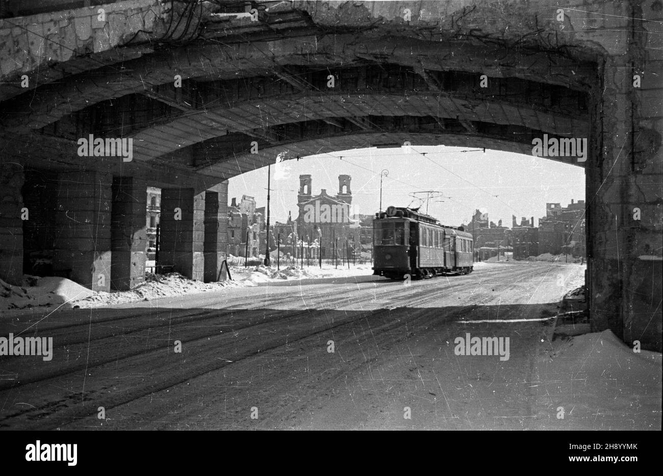 Warszawa, 1947. Zniszczenia wojenne stolicy. ul NZ. Bonifraterska, przebicie przez dawn¹ oficynê pa³acu Krasiñskich. W g³êbi po lewej zrujnowany koœció³ pw. Najœwiêtszej Marii Panny Królowej Polski. Z prawej plac Krasiñskich. ms PAP/Stanis³aw D¹browiecki Varsavia, 1947. Danni di guerra nella capitale. Nella foto: Via Bonifraterska, il passaggio trafitto attraverso la costruzione del Palazzo Krasinski. Nella parte posteriore a sinistra distrusse la chiesa della Santa Vergine Maria Regina di Polonia. Sulla destra, Piazza Krasinskich, ms PAP/Stanislaw Dabrowiecki Foto Stock