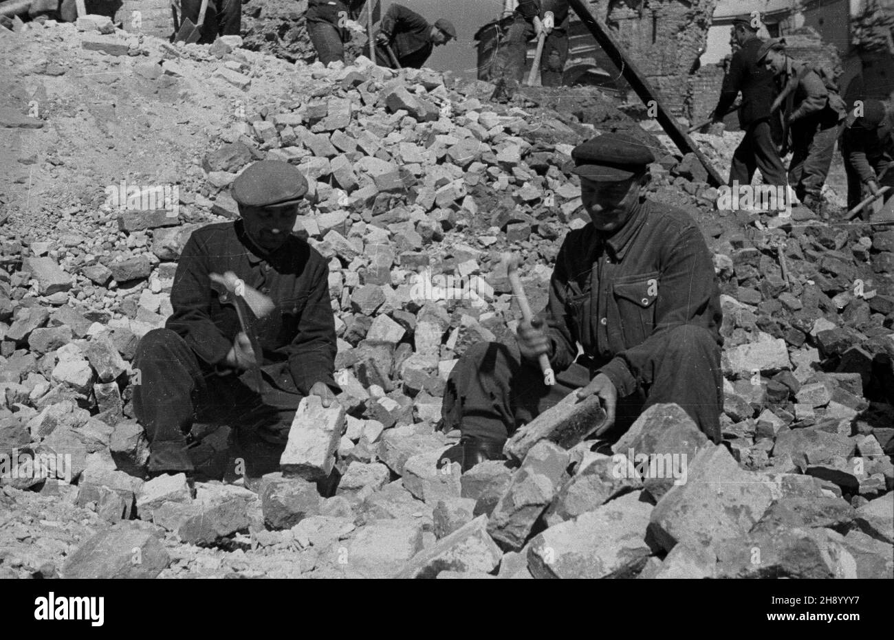 Warszawa, 1947, wiosna. Rozbiórka rovina koœcio³a œwiêtego Aleksandra na placu Trzech Krzy¿y. Straty materialne poniesione przez Warszawê w wyniku dzia³añ II wojny œwiatowej zosta³y oszacowane na sumê 45 mld 300 mln dolarów. bb/pp PAP Varsavia, primavera 1947. La demolizione delle rovine della Chiesa di San Aleksander a Piazza Trzech Krzyzy. Le perdite subite da Varsavia a causa della seconda guerra mondiale sono state stimate a 45 miliardi di 300 milioni di USD. bb/pp PAP Foto Stock