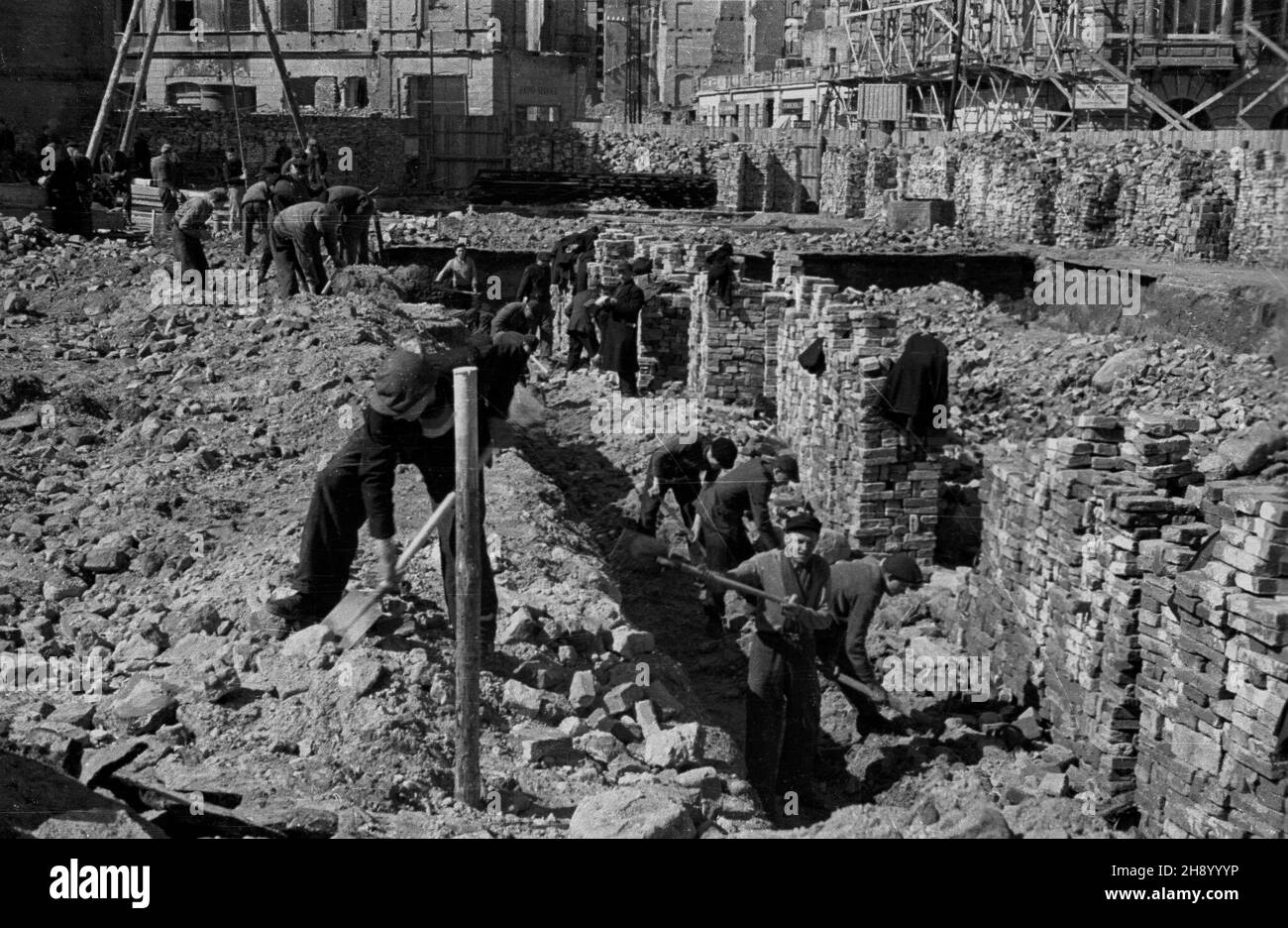 Warszawa, 1947, wiosna. Rozbiórka rovina koœcio³a œwiêtego Aleksandra na placu Trzech Krzy¿y. Straty materialne poniesione przez Warszawê w wyniku dzia³añ II wojny œwiatowej zosta³y oszacowane na sumê 45 mld 300 mln dolarów. bb/pp PAP Varsavia, primavera 1947. La demolizione delle rovine della Chiesa di San Aleksander a Piazza Trzech Krzyzy. Le perdite subite da Varsavia a causa della seconda guerra mondiale sono state stimate a 45 miliardi di 300 milioni di USD. bb/pp PAP Foto Stock