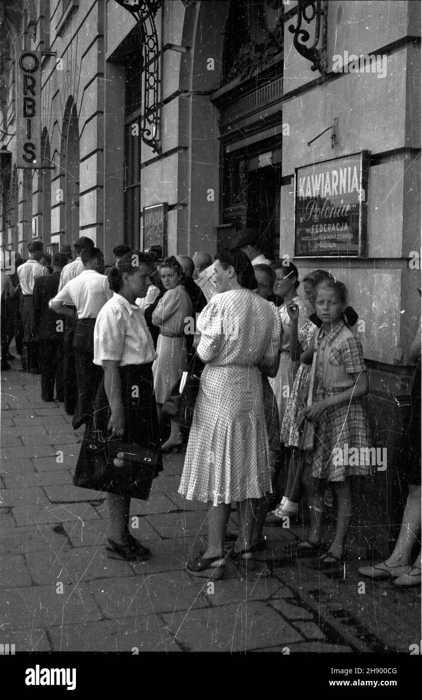 Warszawa, 1947, wiosna. NZ. Aleje Jerozolimskie, kolejka do biur Orbisu w hotelu Polonia. bb/pp PAP Varsavia, primavera 1947. Nella foto: Viale Jerozolimskie, una coda per l'agenzia di viaggi Orbis presso l'hotel Polonia. bb/pp PAP Foto Stock