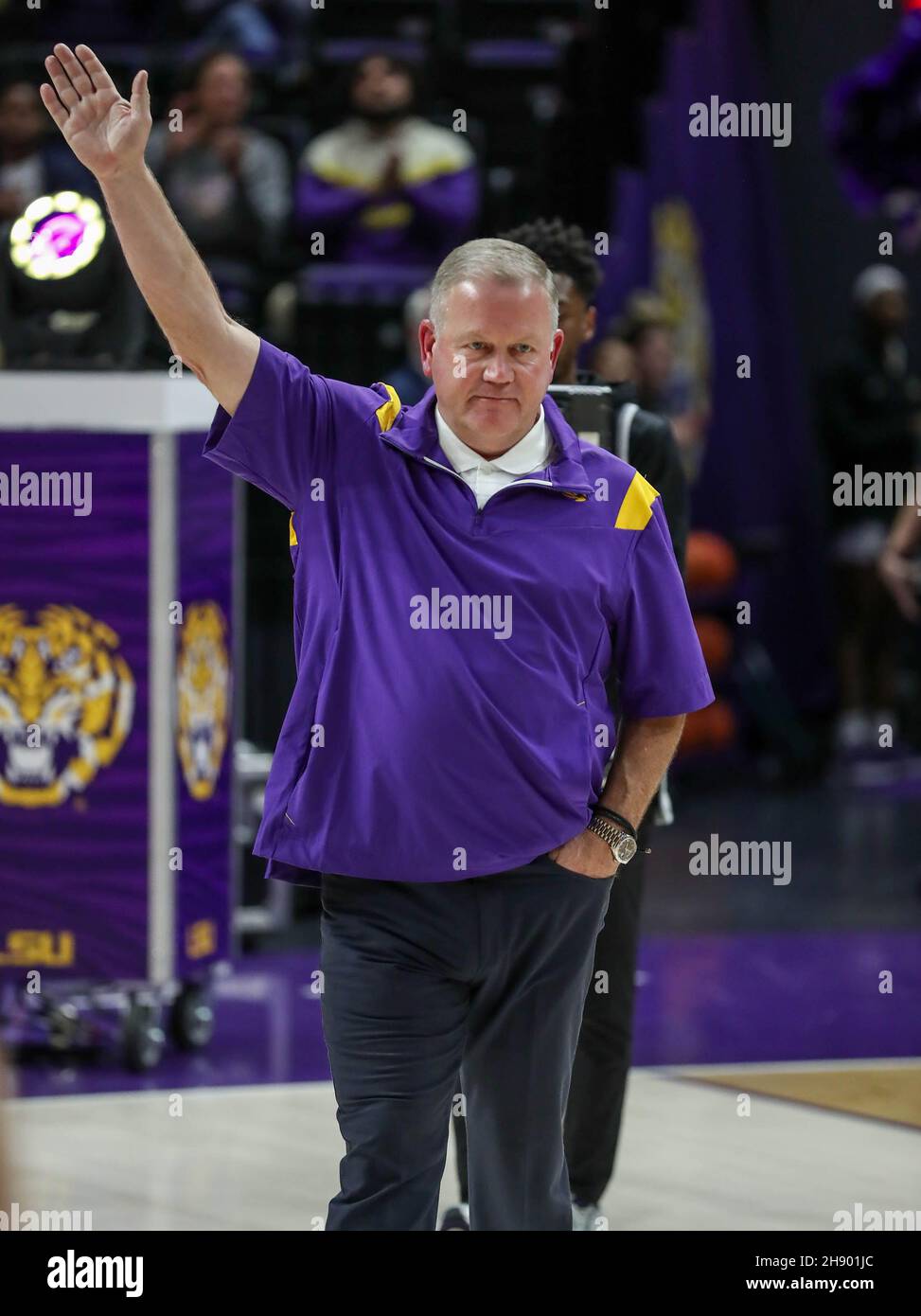 2 dicembre 2021: Il nuovo allenatore di calcio della testa Brian Kelly è introdotto prima dell'azione di pallacanestro delle donne della NCAA fra i St. Cyclones dell'Iowa ed i Tigers della LSU al centro dell'assemblea di Pete Maravich a Baton Rouge, LA. Jonathan Mailhes/CSM Foto Stock