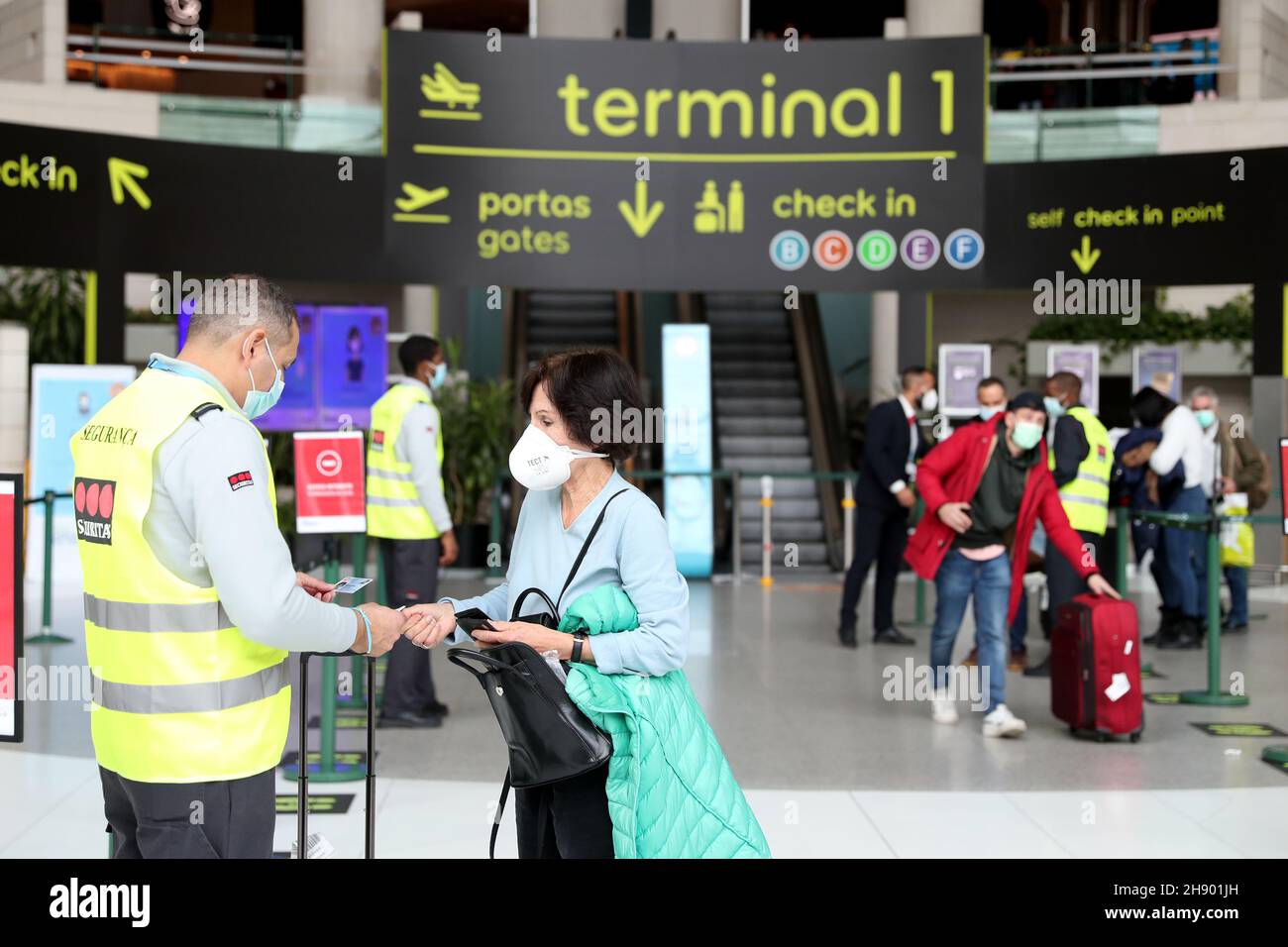 Lisbona, Portogallo. 1 dicembre 2021. Un viaggiatore mostra un certificato di prova negativo in quanto arriva all'aeroporto Humberto Delgado di Lisbona, Portogallo, il 1 dicembre 2021. Il recente picco di infezioni, ricoveri e morti del COVID-19 ha spinto le autorità portoghesi ad annunciare il ritorno allo "stato di calamità" il 1° dicembre. Le nuove misure comprendono controlli sanitari intensificati alle frontiere del paese e il rafforzamento della campagna di vaccinazione. Credit: Pedro Fiuza/Xinhua/Alamy Live News Foto Stock