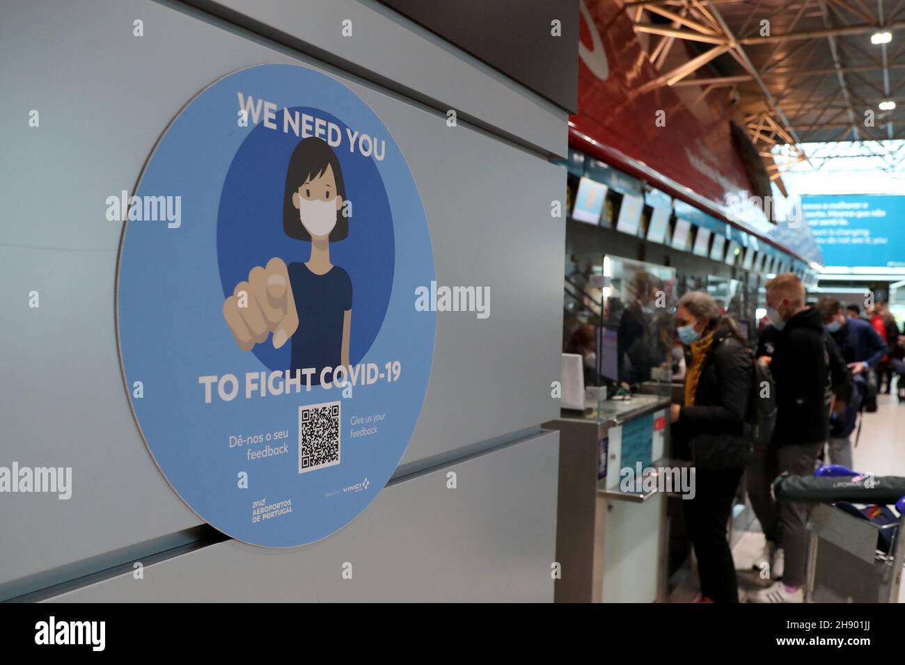 Lisbona, Portogallo. 1 dicembre 2021. Un cartello di sensibilizzazione COVID-19 è visibile all'aeroporto Humberto Delgado di Lisbona, Portogallo, il 1° dicembre 2021. Il recente picco di infezioni, ricoveri e morti del COVID-19 ha spinto le autorità portoghesi ad annunciare il ritorno allo "stato di calamità" il 1° dicembre. Le nuove misure comprendono controlli sanitari intensificati alle frontiere del paese e il rafforzamento della campagna di vaccinazione. Credit: Pedro Fiuza/Xinhua/Alamy Live News Foto Stock