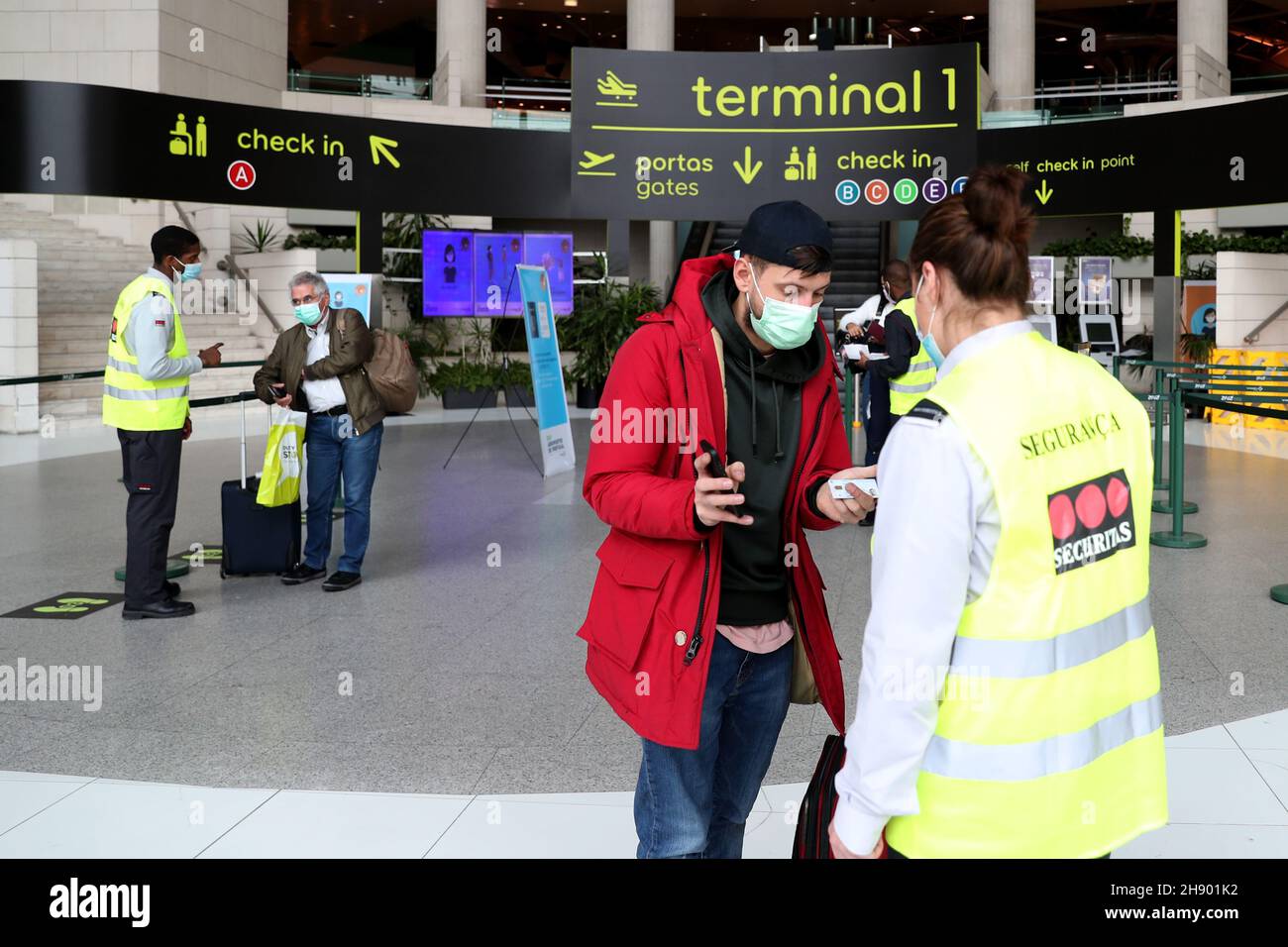 Lisbona, Portogallo. 1 dicembre 2021. Un viaggiatore mostra un certificato di prova negativo in quanto arriva all'aeroporto Humberto Delgado di Lisbona, Portogallo, il 1 dicembre 2021. Il recente picco di infezioni, ricoveri e morti del COVID-19 ha spinto le autorità portoghesi ad annunciare il ritorno allo "stato di calamità" il 1° dicembre. Le nuove misure comprendono controlli sanitari intensificati alle frontiere del paese e il rafforzamento della campagna di vaccinazione. Credit: Pedro Fiuza/Xinhua/Alamy Live News Foto Stock