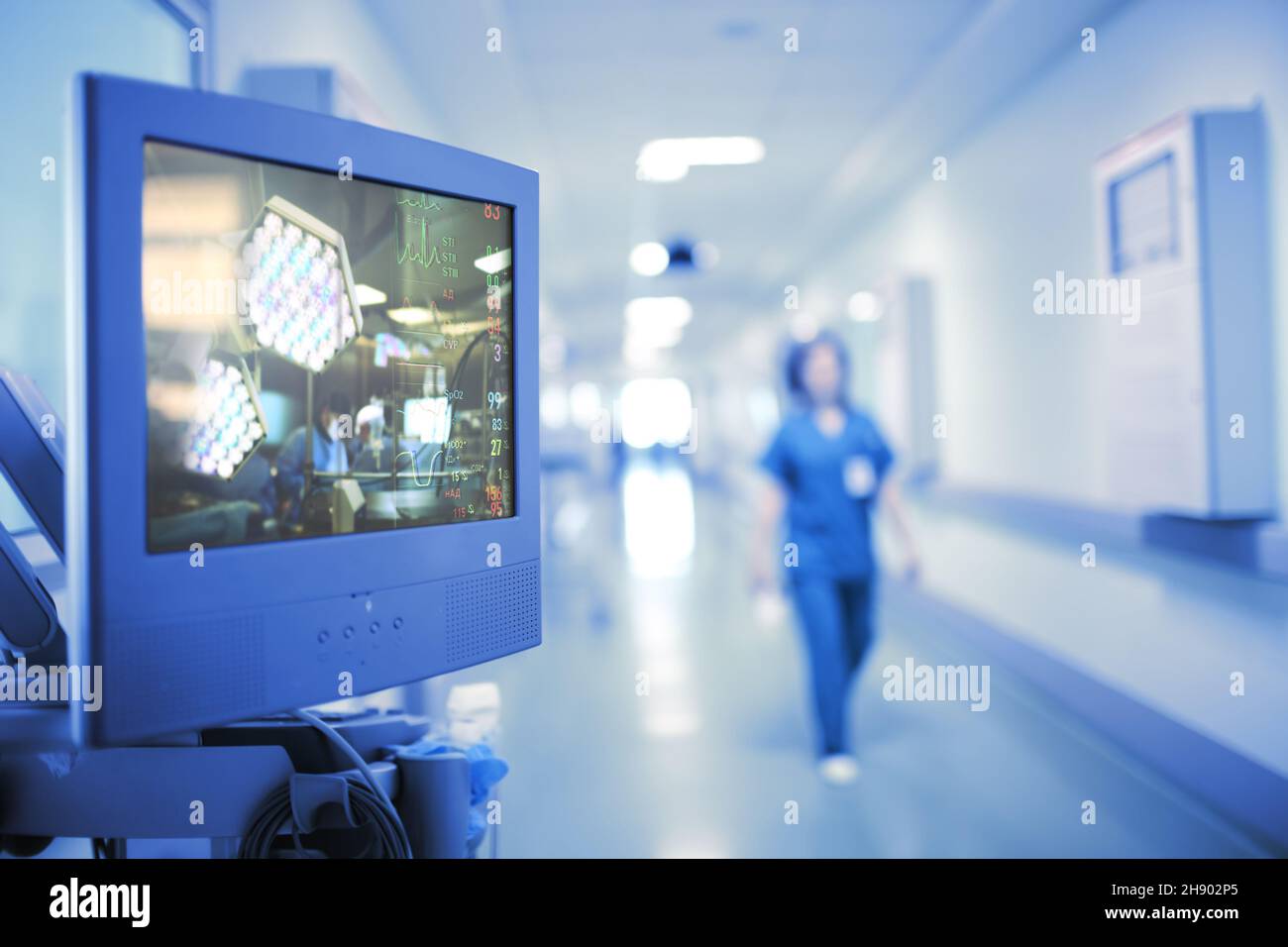 Traduzione dell'operazione sul monitor nel corridoio ospedaliero, concetto di tecnologie moderne nel settore sanitario. Foto Stock