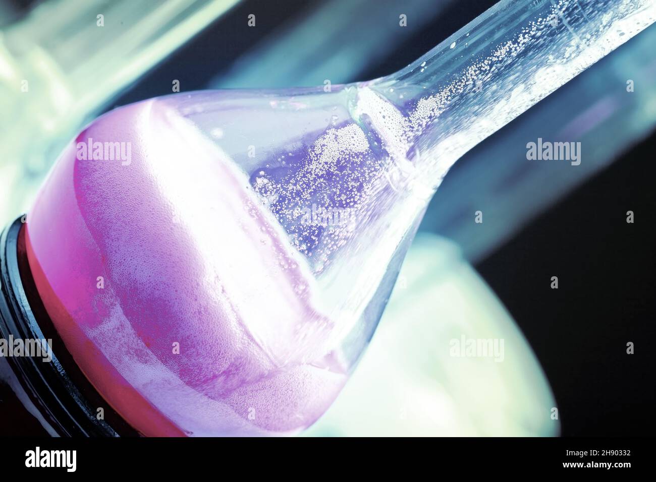 Piastra di vetro da laboratorio con il contenuto di liquido in primo piano. Foto Stock