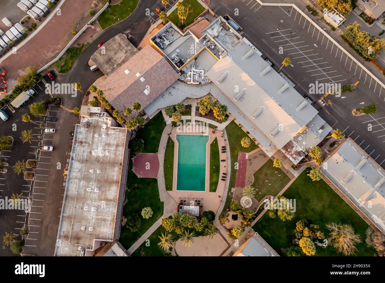 Hotel con piscina. Colpo di testa con drone. Foto Stock