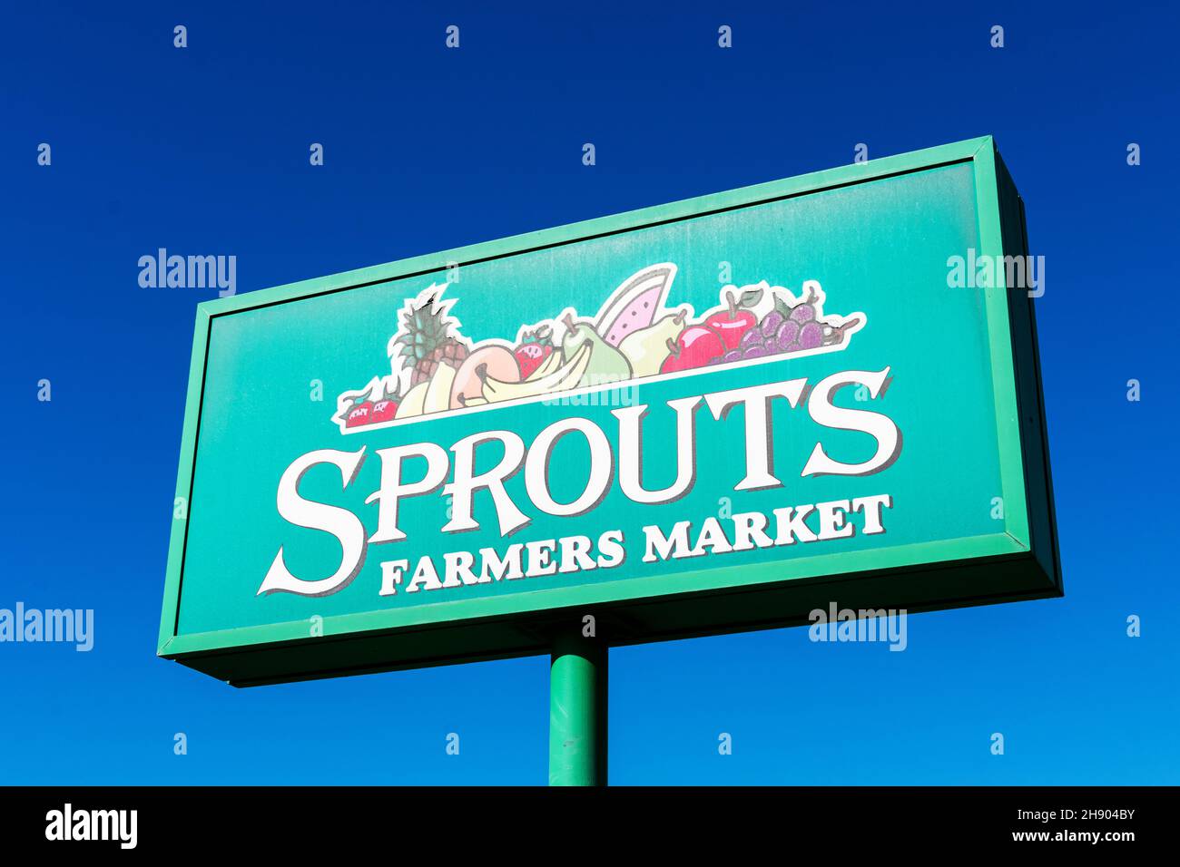 Sprouts Farmers Market segno sul cartello. Blue Sky - San Jose, California, Stati Uniti d'America - 2021 Foto Stock