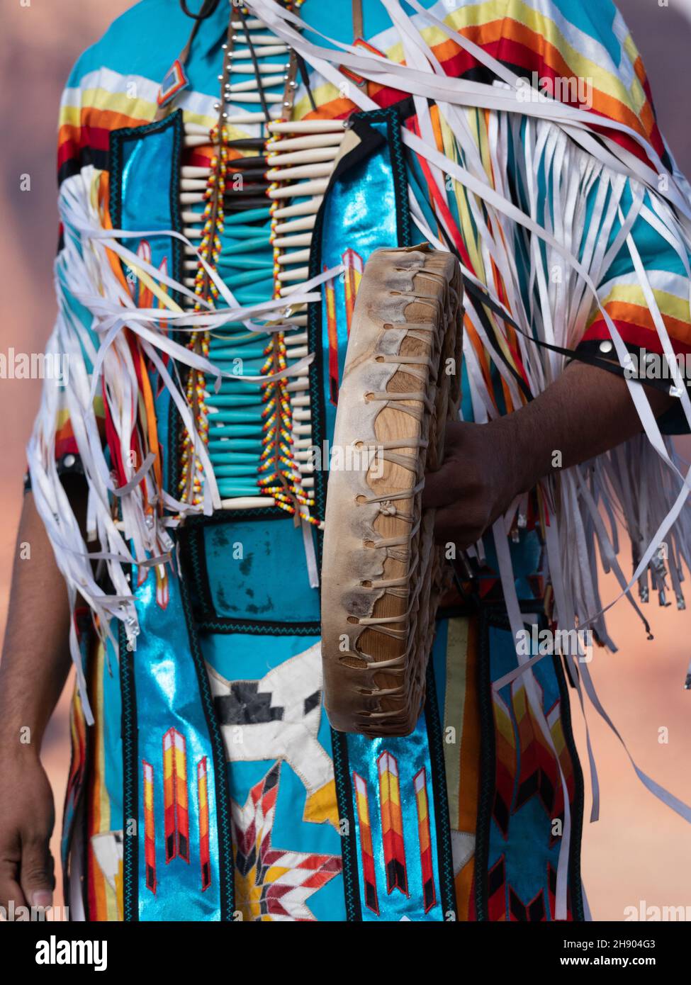 Ottobre 18, 2018 primo piano di una persona indigena d'America che indossa un abito a fiocco a coste e che tiene una mano o tamburo tachini fatto con legno e. Foto Stock