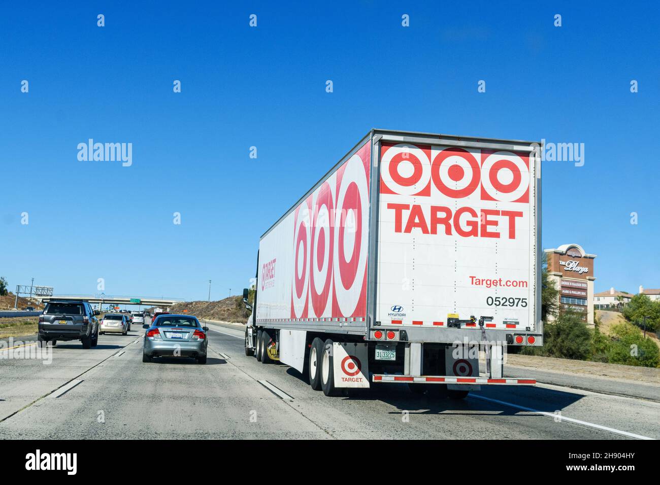 Il veicolo semi-rimorchio con consegna a destinazione è in funzione sull'autostrada - Los Angeles, California, USA - 2021 Foto Stock