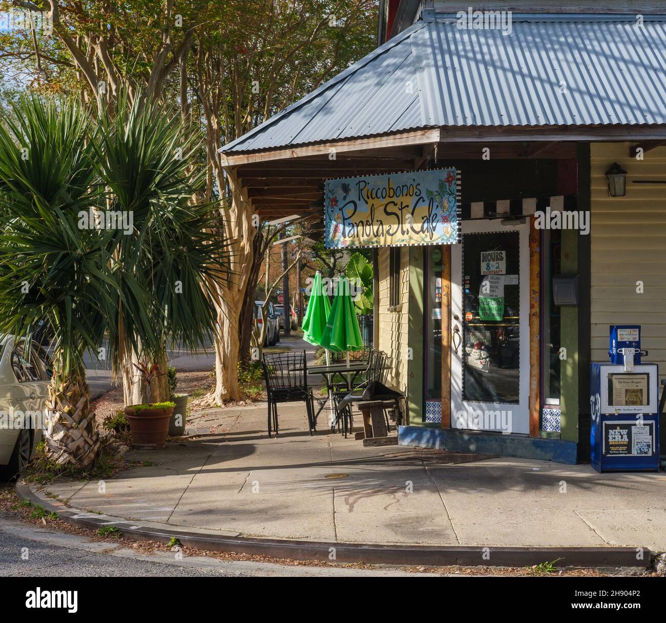 NEW ORLEANS, LA, Stati Uniti d'America - 1 DICEMBRE 2021: Riccobono è il Panola Street Cafe in zona Carrollton Foto Stock