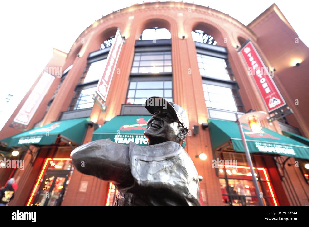 St. Louis, Stati Uniti. 2 dicembre 2021. Una statua dei St. Louis Cardinals grande Stan Musial si trova fuori dallo Stadio di Busch il giovedì 2 dicembre 2021. Il contratto di contrattazione collettiva della Major League Baseball è scaduto il 1° dicembre 2021, il che rende la prima volta dal 1994 che la scadenza è passata senza che venga raggiunto un nuovo accordo. Il campionato ha ora bloccato i giocatori. Foto di Bill Greenblatt/UPI Credit: UPI/Alamy Live News Foto Stock