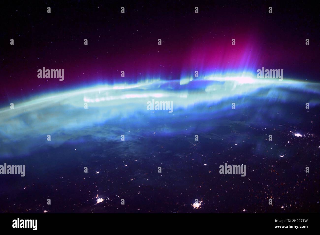 CANADA / USA - 04 Novemeber 2021 - l'astronauta francese dell'ESA Thomas Pesquet ha preso questa straordinaria immagine dell'Aurora boreale sul Canada e gli Stati Uniti Foto Stock
