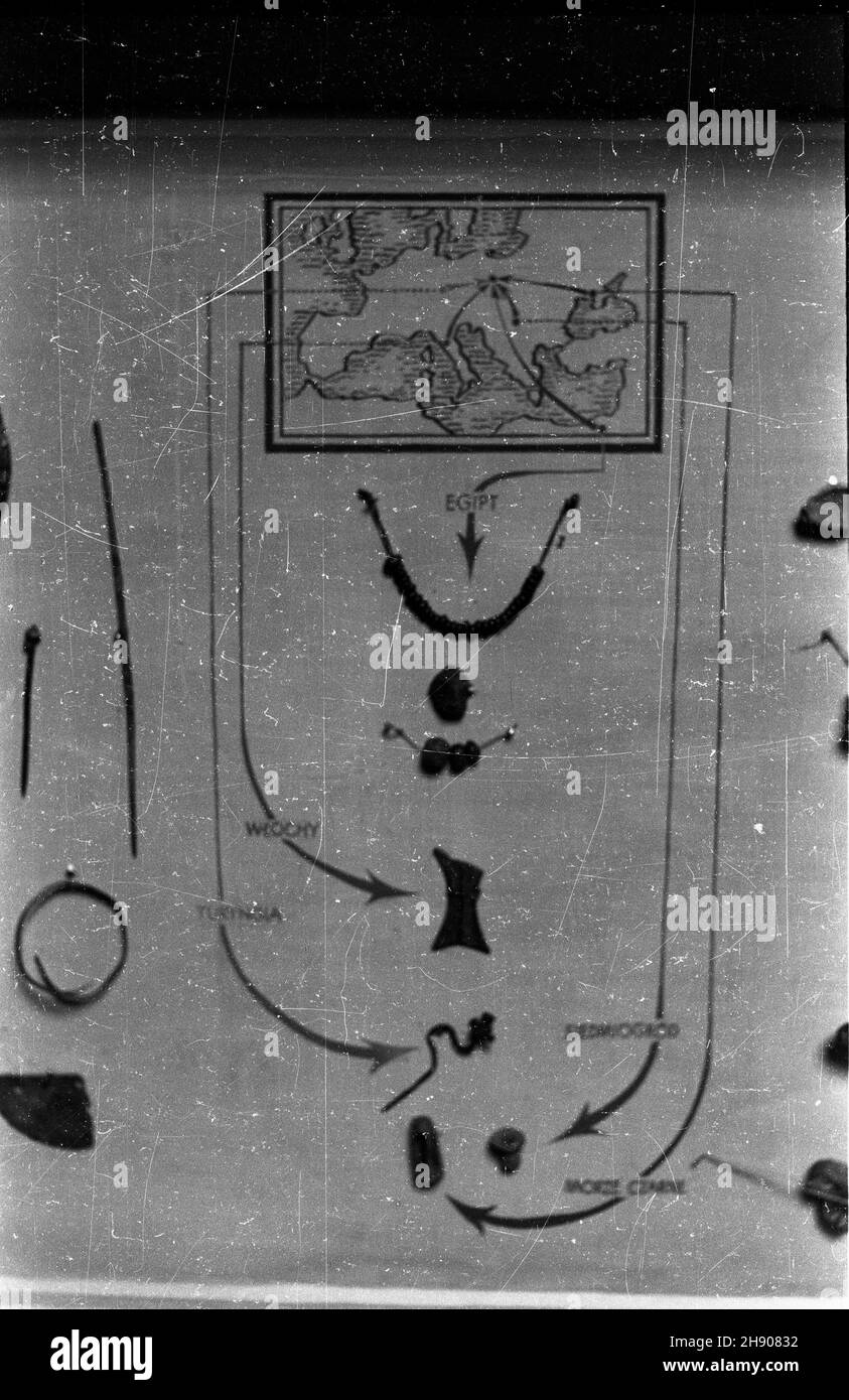 Biskupin, 1947. Prace archeologiczne na terenie drewnianej osady obronnej z prze³omu epoki br¹zu i ¿elaza (750-600 p.n.e. kultura ³u¿ycka) nad Jeziorem Biskupiñskim. NZ. Ekspozycja odnalezionych ozdób kultury ³u¿yckiej. bb/mgs PAP Dok³adny miesi¹c i dzieñ wydarzenia nieustalone. Biskupin, 1947. L'insediamento fortificato in legno fondato a turno dell'epoca del bronzo e del ferro (750-600 a.C., la cosiddetta cultura Luzyce). I lavori archeologici iniziarono nel 1933. Nella foto: Mostra degli oggetti decorativi trovati. bb/mgs PAP Foto Stock