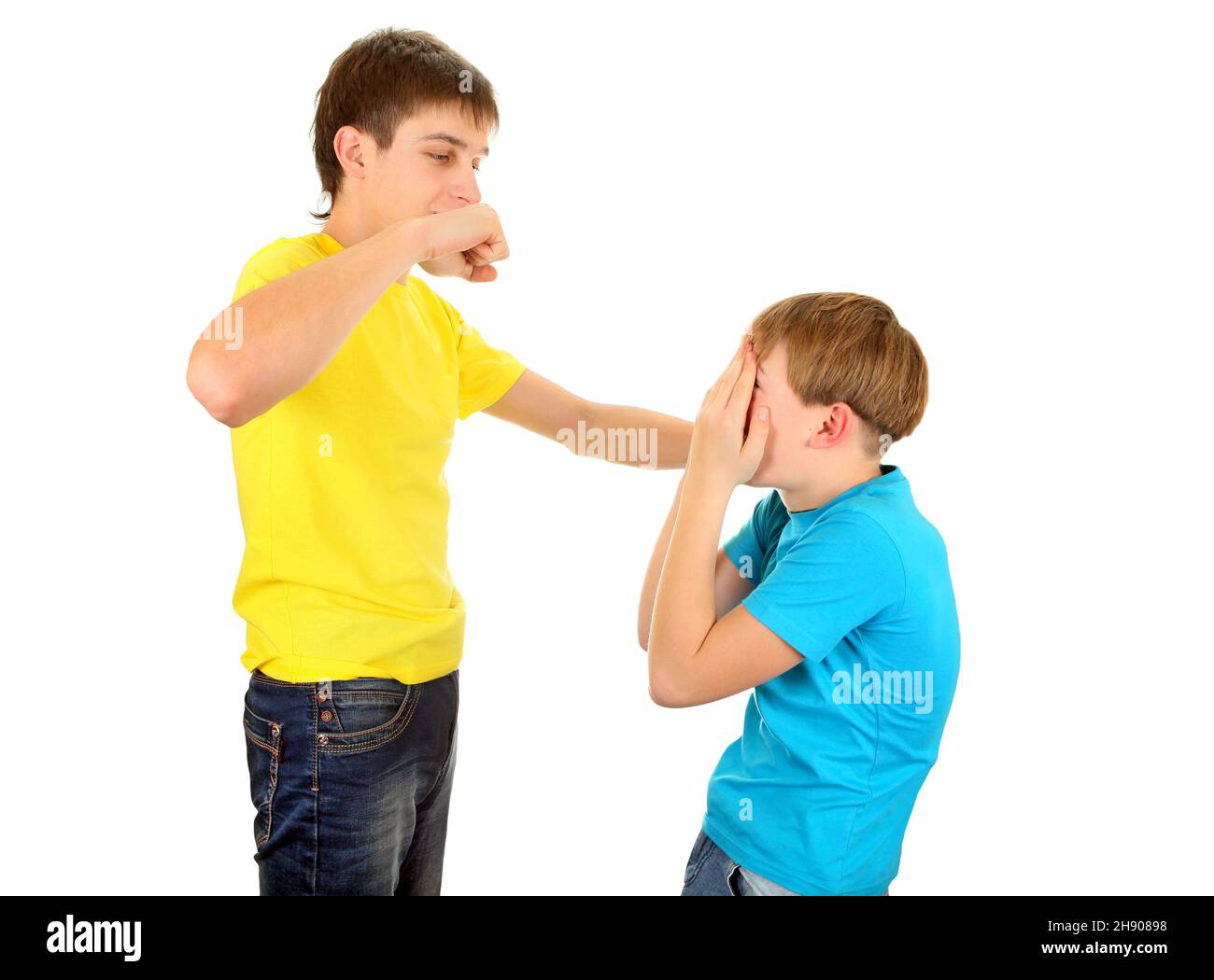 L'adolescente minaccia un Kid sullo sfondo bianco Foto Stock