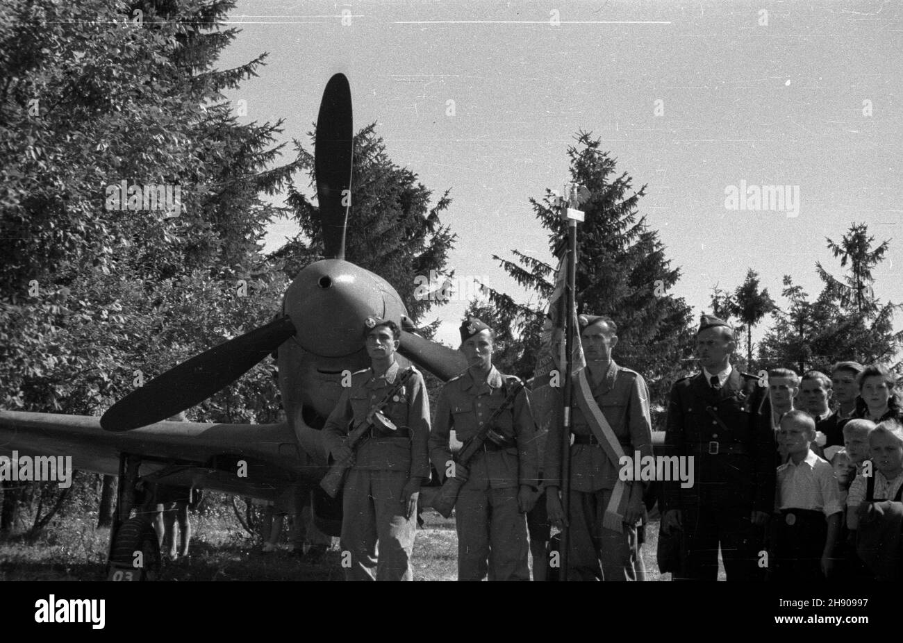 Modlin, 1947-01. Msza polowa odprawiana podczas œwiêta lotniczego. Ztandar i Pu³ku Lotticzego Warszawa. W tle samolot Jakowleww Jak-9M. mb/gr PAP Dok³adny dzieñ wydarzenia nieustalony. Modlin, gennaio 1947. Una massa di campo celebrata durante il giorno dell'aviazione. Nella foto: Una bandiera del 1° reggimento aereo di Warszawa. Sullo sfondo il piano Yakovlev Yak-9M. mb/gr PAP Foto Stock