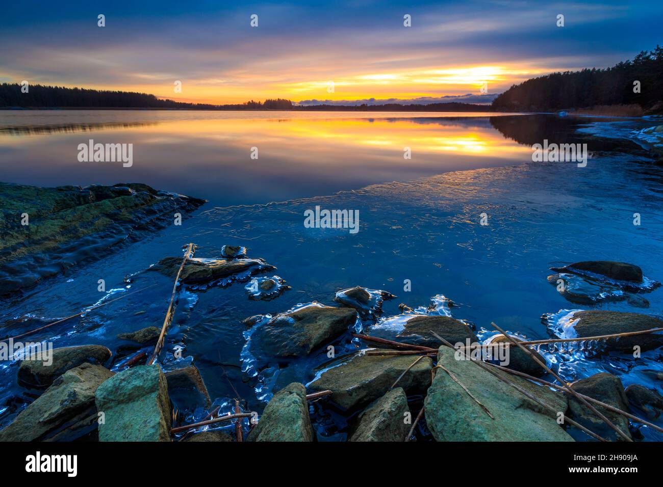 Primo gelo e tramonto invernale a Vanemfjorden nel lago Vansjø, Østfold, Norvegia, Scandinavia. Foto Stock