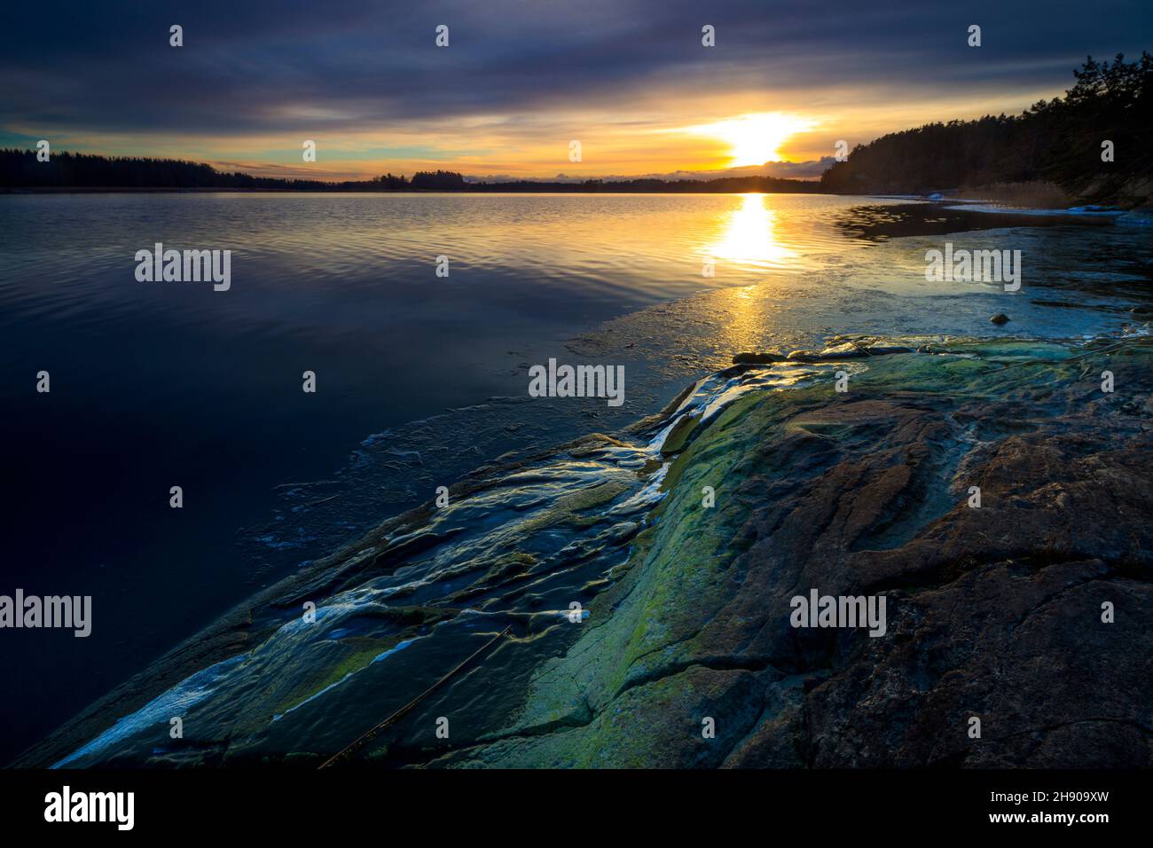 Primo gelo e tramonto invernale a Vanemfjorden nel lago Vansjø, Østfold, Norvegia, Scandinavia. Foto Stock