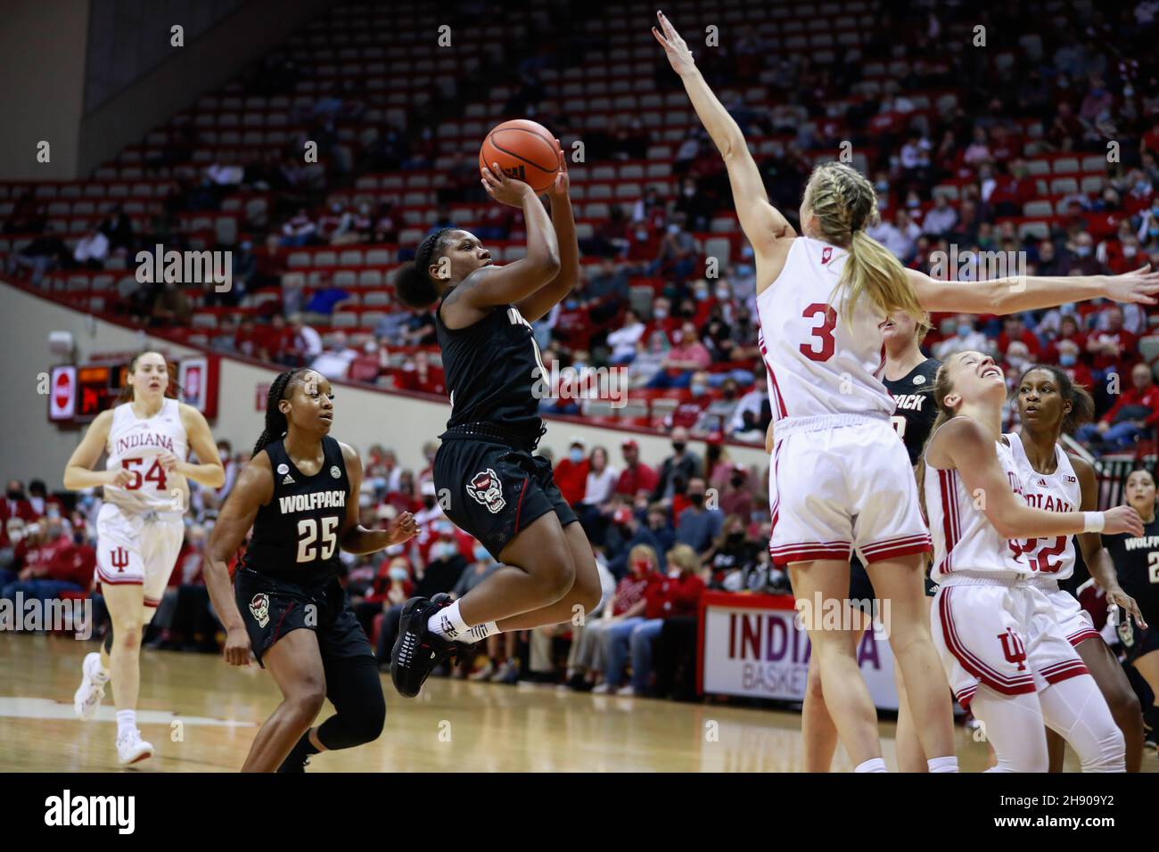 Bloomington, Stati Uniti. 2 dicembre 2021. NC state Wolfpack Guard Diamond Johnson (No.0) spara contro Indiana Hoosiers Guard Grace Wagoner (No.3) durante il gioco di basket femminile della National Collegiate Athletic Association (NCAA) a Bloomington.Indiana University perso a NC state 66-58. (Foto di Jeremy Hogan/SOPA Images/Sipa USA) Credit: Sipa USA/Alamy Live News Foto Stock