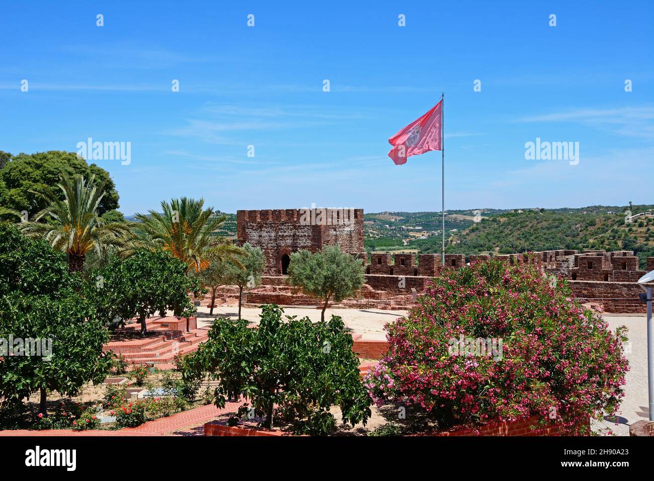 Merli medievali e torri all'interno del castello con vista sulla campagna, Silves, Portogallo, Europa. Foto Stock
