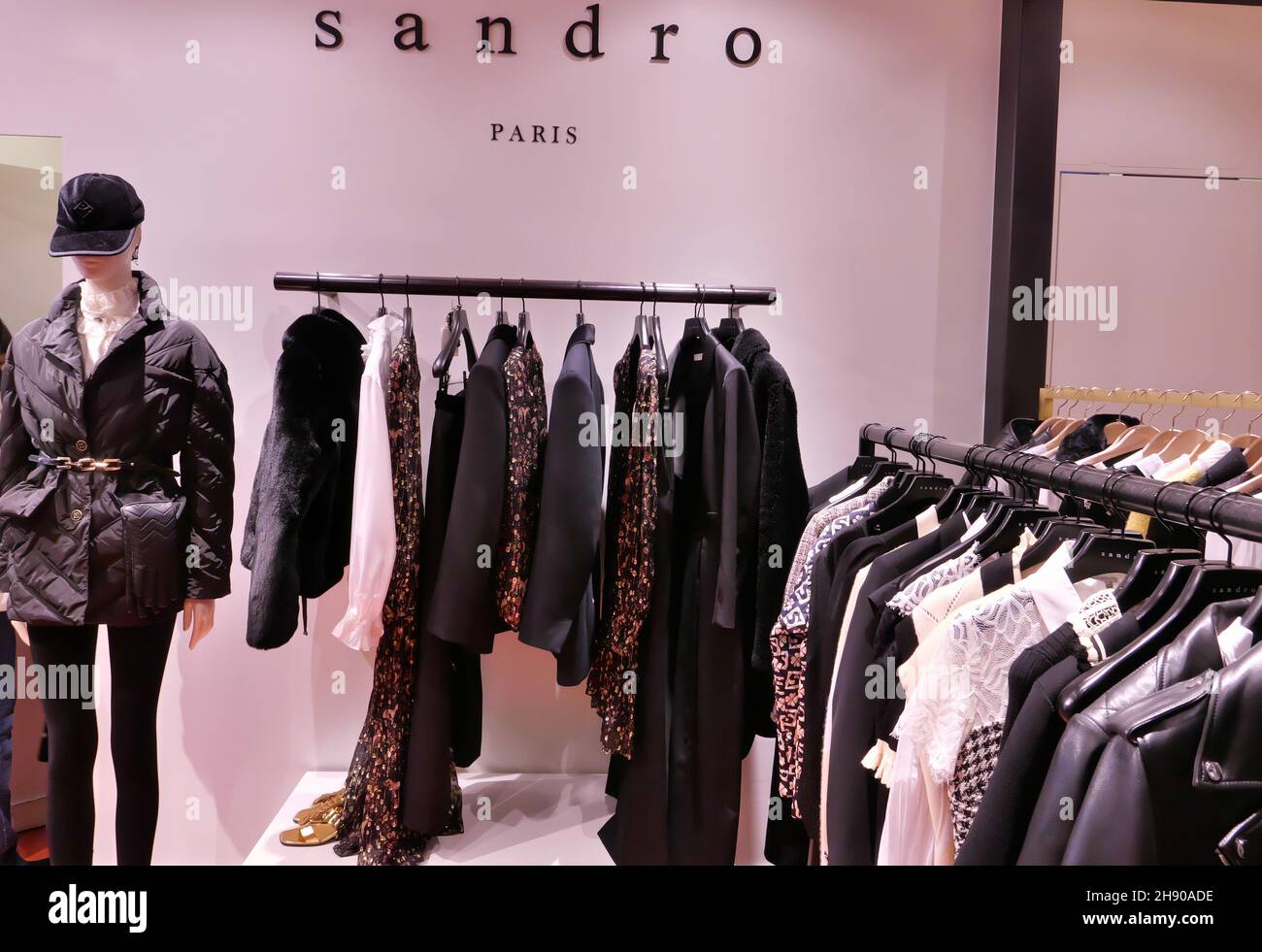 ABBIGLIAMENTO SANDRO PARIS IN MOSTRA ALL'INTERNO DEL NEGOZIO DI MODA Foto  stock - Alamy