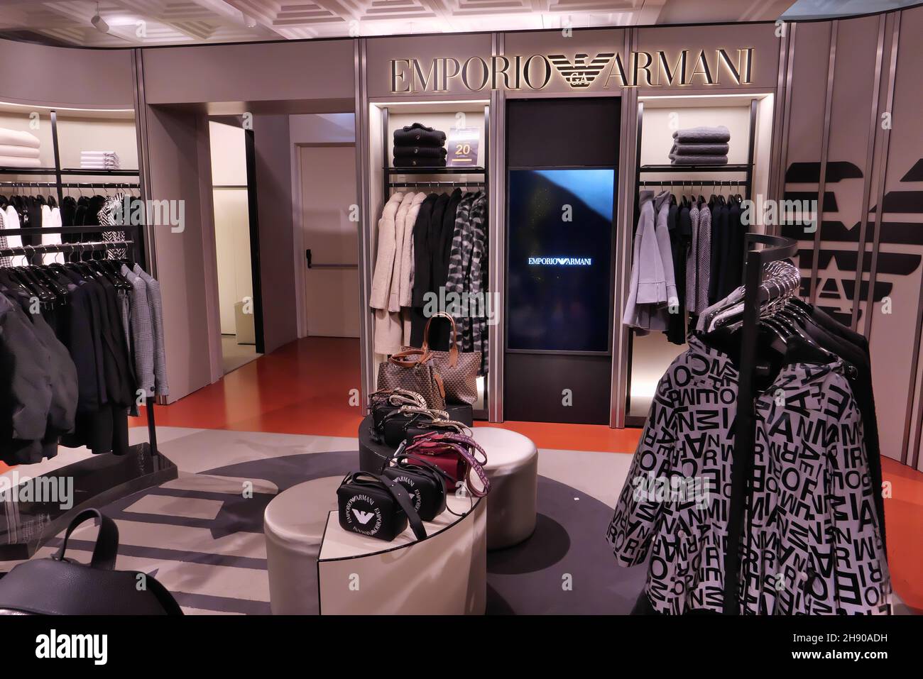 ABBIGLIAMENTO EMPORIO ARMANI IN MOSTRA ALL'INTERNO DEL NEGOZIO DI MODA Foto  stock - Alamy