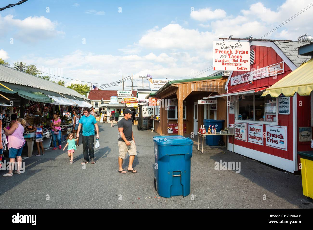 Ephrata, Pennsylvania, Stati Uniti d'America – 9 settembre 2016. Green Dragon Farmers Market a Ephrata, Pennsylvania. Vista con gente e bancarelle del mercato. Foto Stock