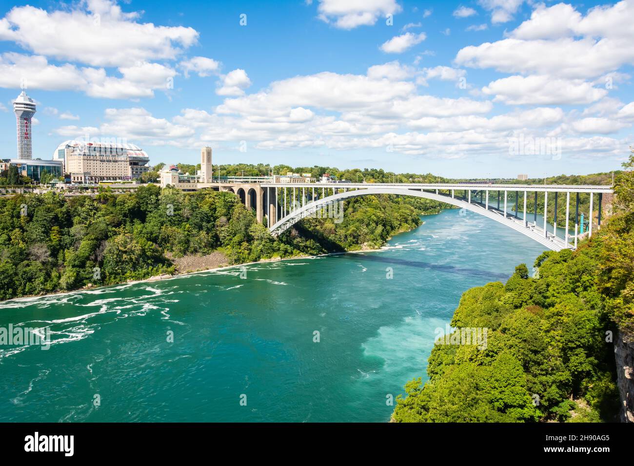 Cascate del Niagara, New York, Stati Uniti d'America – 12 settembre 2016. Vista del fiume Niagara e del Rainbow Bridge al confine tra USA e CAN Foto Stock