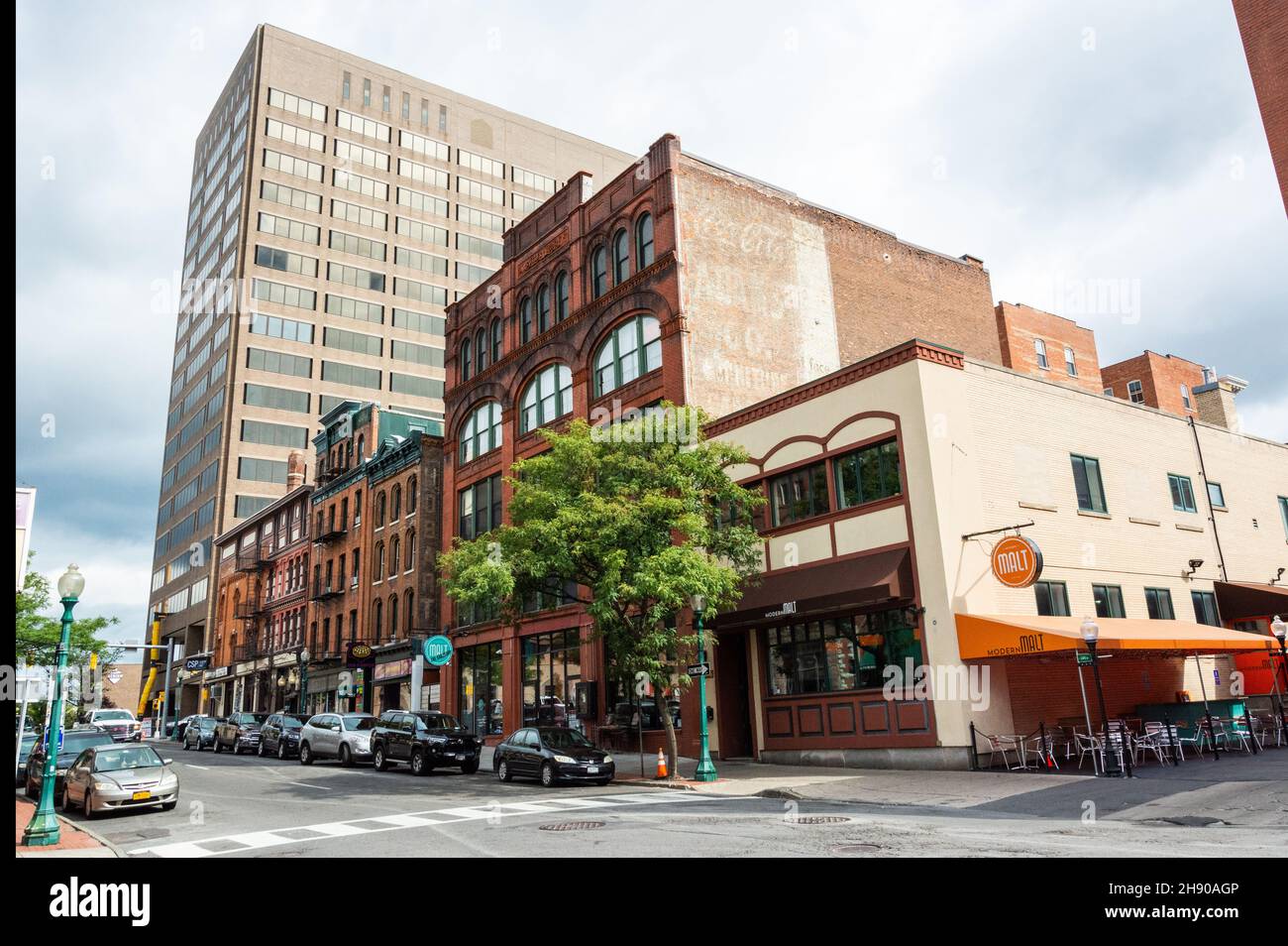 Syracuse, New York, USA – 14 settembre 2016. Vista di S Clinton St a Syracuse, NY, verso il Butler Building, con un Lincoln Center nel backgro Foto Stock