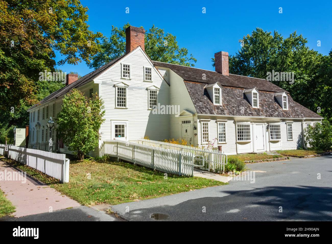 Deerfield, Massachusetts, Stati Uniti d'America – 16 settembre 2016. Sala Taverna che ospita il Centro visitatori del museo storico di Deerfield. Foto Stock