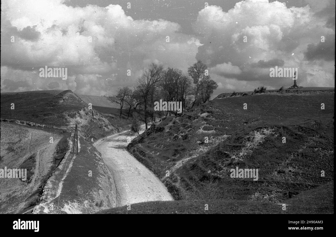 Piñczów, 1947. Okolice miasta: z prawej Góra œw. Anny i kamienna figura z XIX wieku œw. Micha³a Archanio³a. bk/mgs PAP Dok³adny miesi¹c i dzieñ wydarzenia nieustalone. Pinczow, 1947. Periferia: A destra Monte Sant'Anna e la figura in pietra del XIX secolo di San Michele Arcangelo. bk/MGS PAP Foto Stock