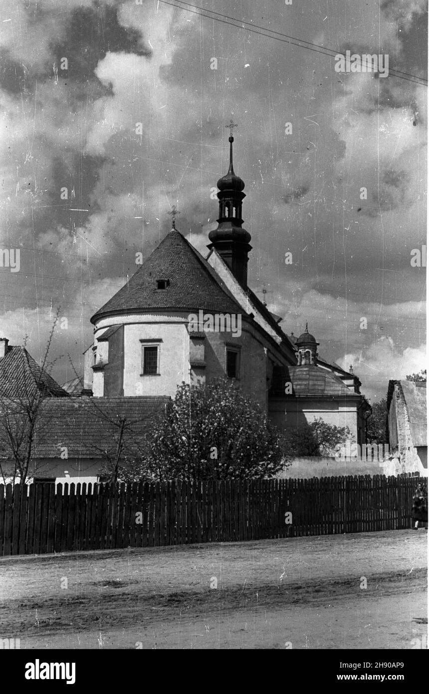 Piñczów, 1947. Dzielnica Mirów: koœció³ pw. Najœwiêtszej Marii Panny w zespole klasztornym Ojców Reformatów. bk/mgs PAP Dok³adny miesi¹c i dzieñ wydarzenia nieustalone. Pinczow, 1947. Il distretto di Mirow, il monastero riformatta e la Chiesa della Vergine Maria. bk/MGS PAP Foto Stock