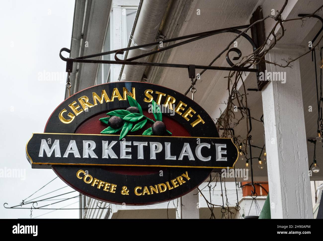 Shepherdstown, West Virginia, Stati Uniti d'America – 28 settembre 2016. Cartello di German Street Marketplace Coffee & Candlery, all'esterno del negozio Foto Stock