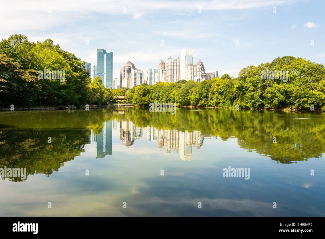 Atlanta, Georgia, Stati Uniti d'America – 27 settembre 2016. Vista del Midtown Skyline di Atlanta, Georgia, attraverso il lago Clara Meer nel Piedmont Park. Foto Stock