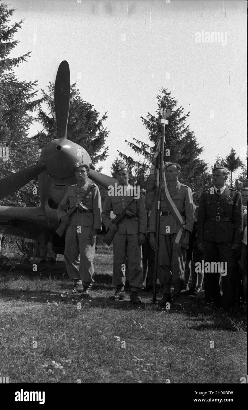Modlin, 1947-01. Msza polowa odprawiana podczas œwiêta lotniczego. Ztandar i Pu³ku Lotticzego Warszawa. W tle samolot Jakowleww Jak-9M. mb/gr PAP Dok³adny dzieñ wydarzenia nieustalony. Modlin, gennaio 1947. Una messa sul campo celebrata durante la Giornata dell'Aviazione. Nella foto: Una bandiera del 1° Reggimento aereo di Varsavia. Sullo sfondo il piano Yakovlev Yak-9M. mb/gr PAP Foto Stock