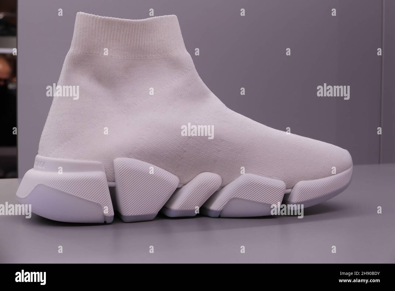 SCARPE BALENCIAGA IN MOSTRA ALL'INTERNO DEL NEGOZIO DI MODA Foto stock -  Alamy