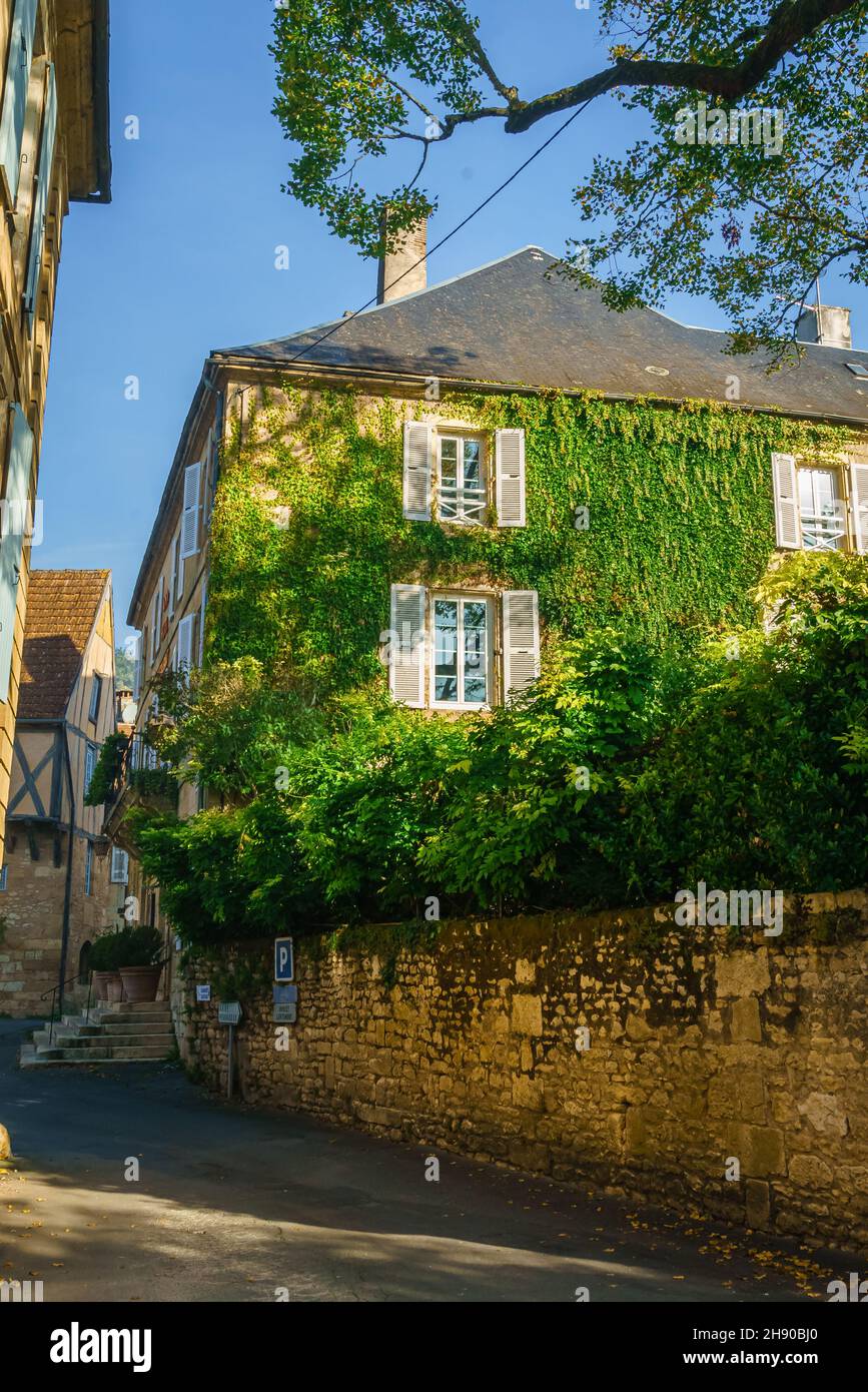 Dettagli delle belle strade di Montignac. Francia ottobre 2021 Foto Stock