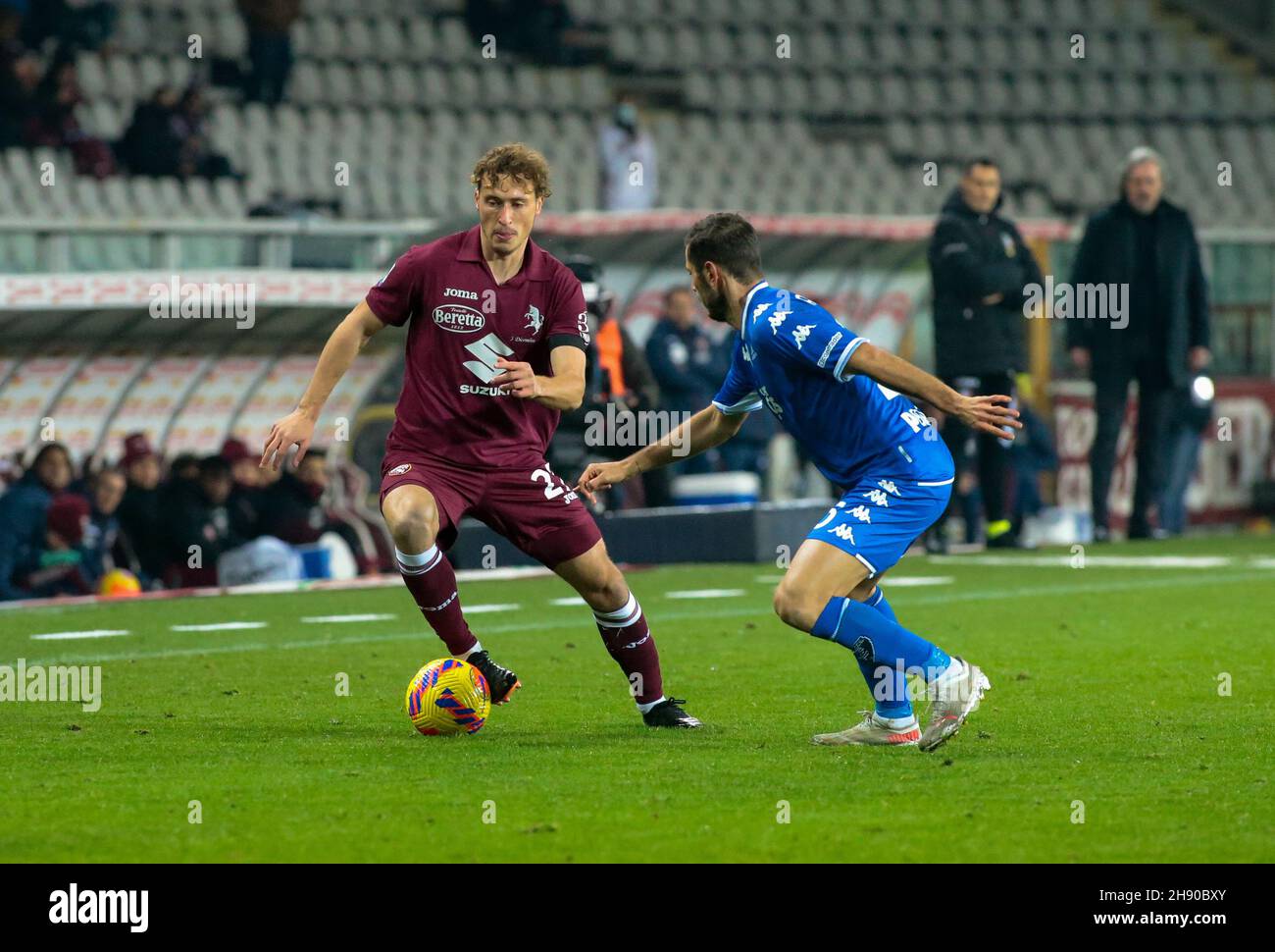 Torino, Italia - 2 dicembre 2021, Mergim Vojvoda (Torino FC) durante il campionato italiano Serie Una partita di calcio tra Torino FC ed Empoli FC il 2 dicembre 2021 allo Stadio Olimpico Grande Torino a Torino, Italia - Foto: Nderim Kaceli/DPPI/LiveMedia Foto Stock