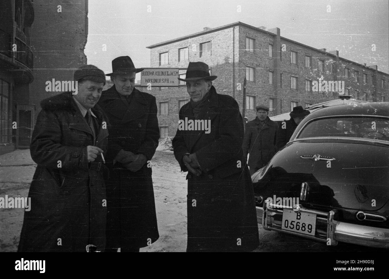 Warszawa, 1947-01. Budowa XI Koloni Warszawskiej Spó³dzielni Mieszkaniowej przy ulicy Sto³ecznej na ¯oliborzu. NZ. m.in. Jean Frederic Joliot-Curie (3L) na placu Cecory, do samochodu buick otto wsiada Irene Joliot-Curie. Goœcie z Francji zwiedzali nowo budowane osiedle. rd PAP/Stanis³aw D¹browiecki Dok³adny dzieñ wydarzenia nieustalony. Varsavia, 1947 gennaio. Costruzione dell'undicesimo insediamento dell'Associazione degli alloggi di Varsavia in via Stoleczna nel distretto di Zoliborz. Nella foto: Jean Frederic Joliot-Curie (3° a sinistra) in Piazza Cecory, Irene Joliot-Curie entrando nella buick otto auto. Il Foto Stock