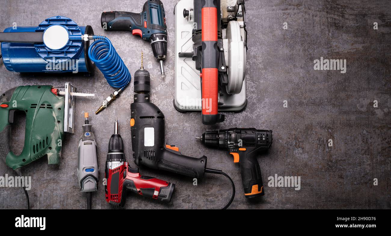 Attrezzi elettrici manuali in officina Foto Stock