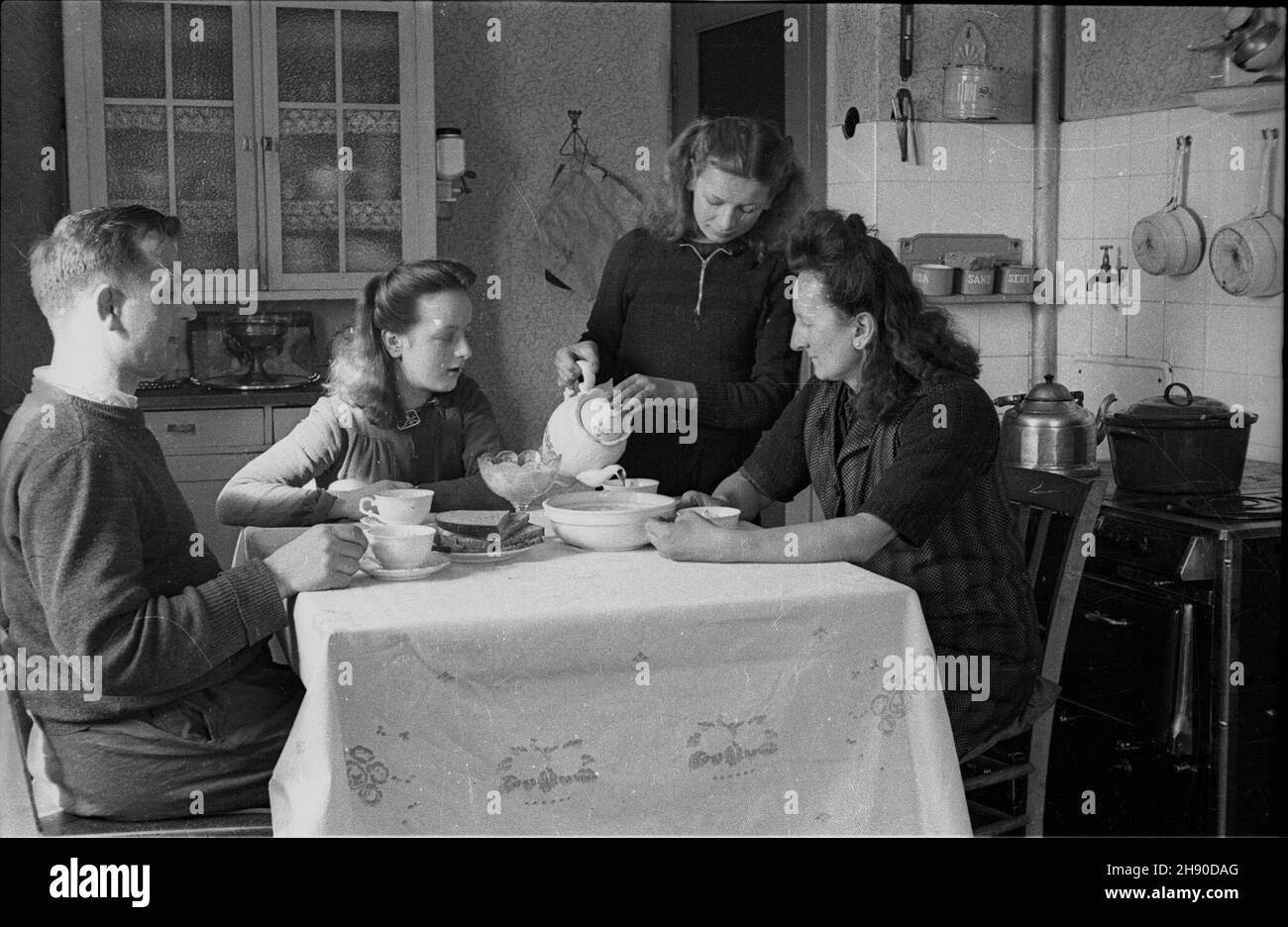 Wa³brzych, 1947. Osada robotnicza Szczêœæ Bo¿e, zamieszkana w oko³o 80% przez polskich górników, którzy wrócili do kraju z Francji. Mieszkanie rodziny Józefa Ma³eckiego, górnika z kopalni Mieszko. NZ. Rodzinny posi³ek, od lewej: Józef Ma³ecki, córki Lidia (lat 13) i Stefania (lat 14), ¿ona Antonia. kw PAP Dok³adny miesi¹c i dzieñ wydarzenia nieustalone. Walbrzych, 1947. Stabilimento dei lavoratori Szczesc Boze con il 80 per cento dei suoi residenti che sono minatori che sono tornati in Polonia dalla Francia. Un appartamento della famiglia Jozef Malecki, un minatore della miniera di Mieszko. Nella foto: Un pasto di famiglia, da sinistra: Jzef Malec Foto Stock