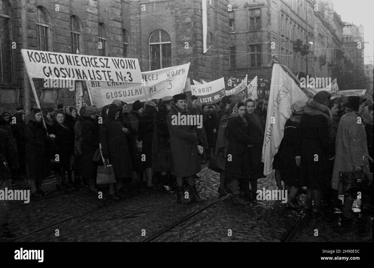 Warszawa, 1947-01. Wymory do Sejmu Ustawodawczego (19 stycznia 1947 r.). Blok Stronnictw Demokratycznych czterech partii: PPR, PPS, SL i SD otrzyma³ w ca³ym kraju listê do g³osowania numer trzy. W okresie poprzedzaj¹cym wybory nasili³a siê kampania propagandowa na rzecz oddawania g³osów na Blok. NZ. Manifestacja kobiet cz³onkiñ Zwi¹zku Uczestników Walki Zbrojnej o Niepodleg³oœæ i Demokracjê. Widoczne has³a na transparentach: Kobieto nie chcesz wojny g³osuj na listê Nr 3; Nie chcemy wiêcej wojny g³osujemy na 3. uu PAP/Stanis³aw D¹browiecki Dok³adny dzieñ wydarzenia nieustalony. Varsavia, Foto Stock